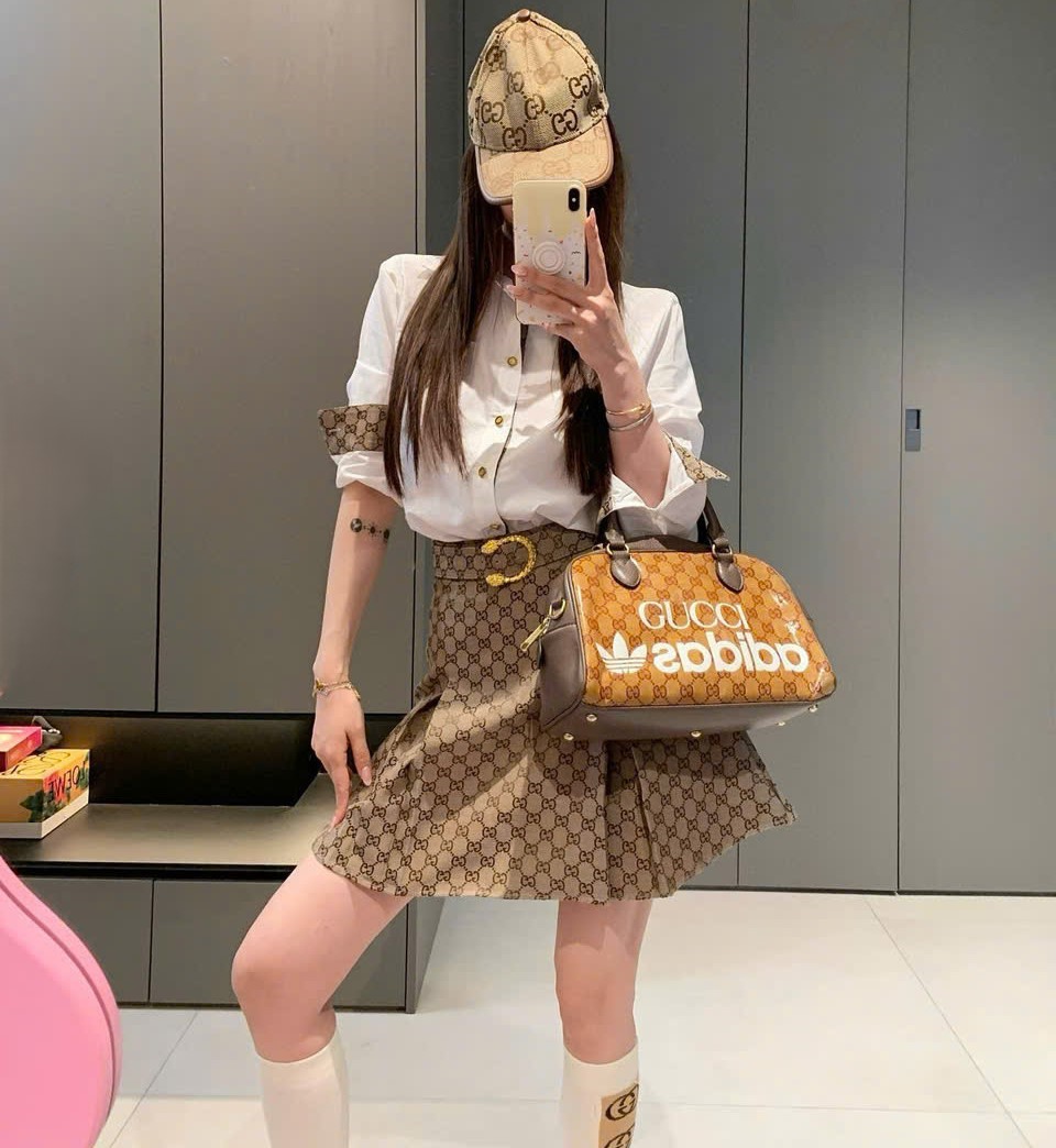 Set áo sơ mi trắng tay dài váy ngắn xếp ly Gucci 6