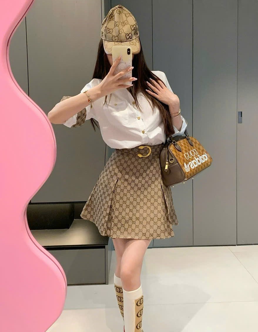 Set áo sơ mi trắng tay dài váy ngắn xếp ly Gucci 7