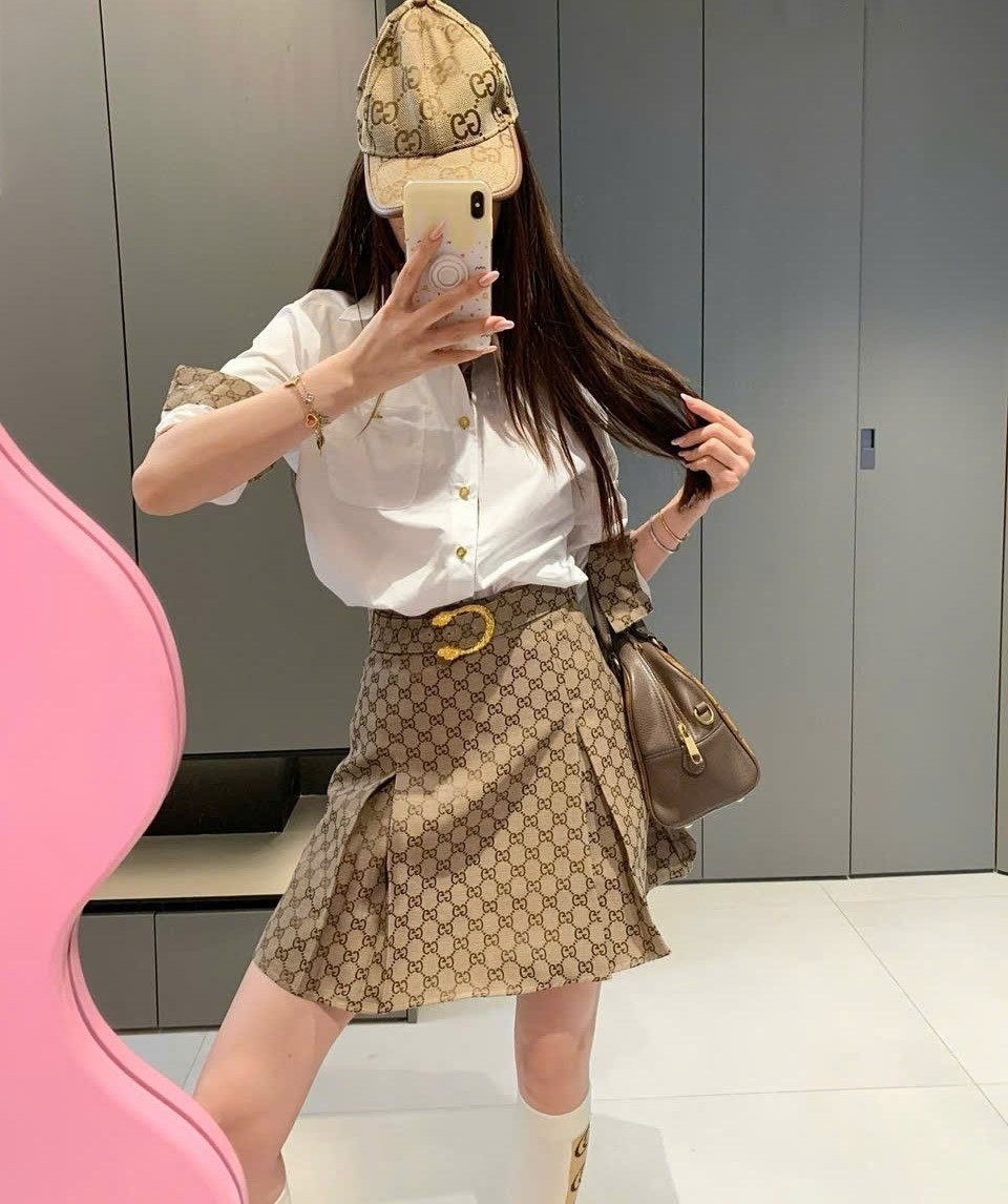 Set áo sơ mi trắng tay dài váy ngắn xếp ly Gucci 9