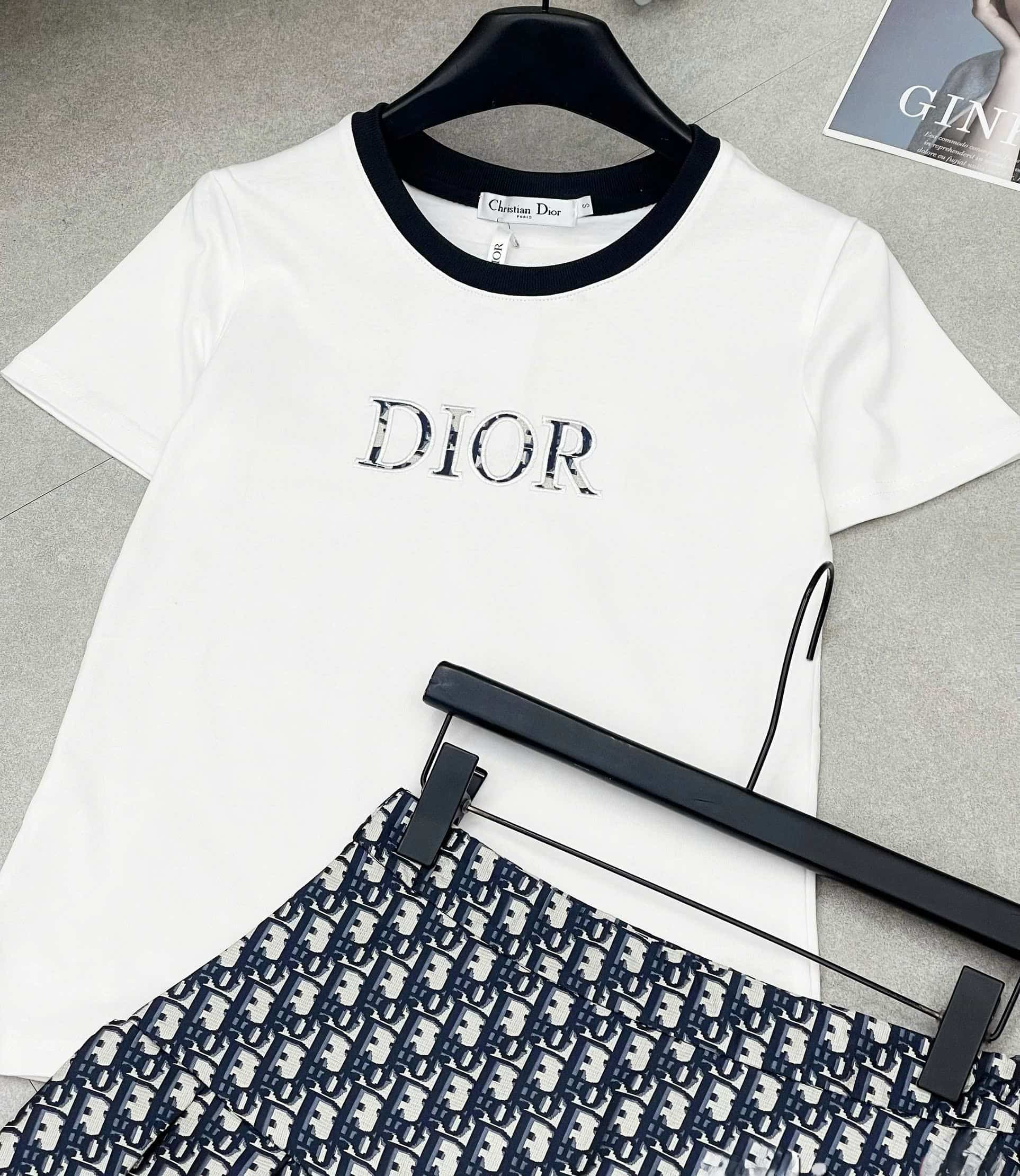 Set áo thun trắng tay ngắn váy xếp ly ngắn Dior 2