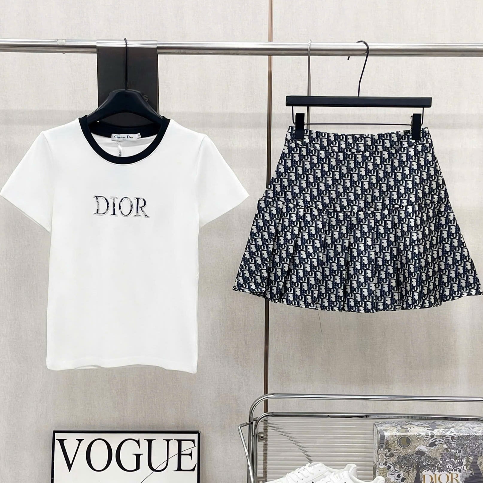 Set áo thun trắng tay ngắn váy xếp ly ngắn Dior 3