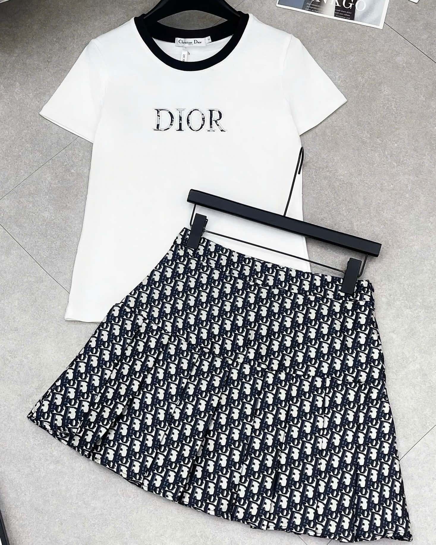 Set áo thun trắng tay ngắn váy xếp ly ngắn Dior 5