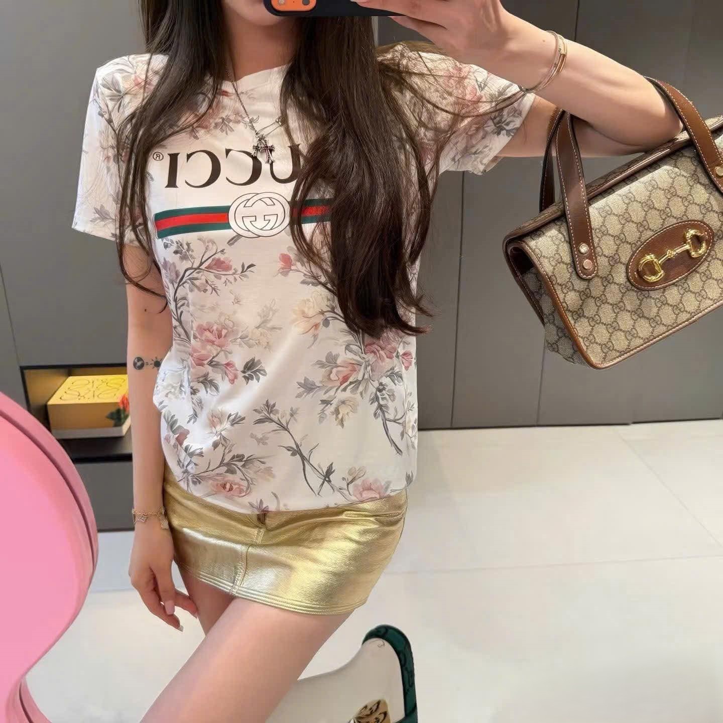 Set áo thun họa tiết hoa váy nâu kèm thắt lưng Gucci 1