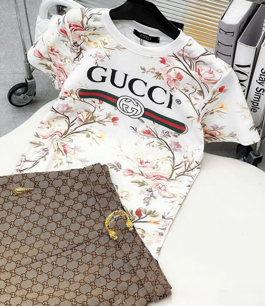 Set áo thun họa tiết hoa váy nâu kèm thắt lưng Gucci 2