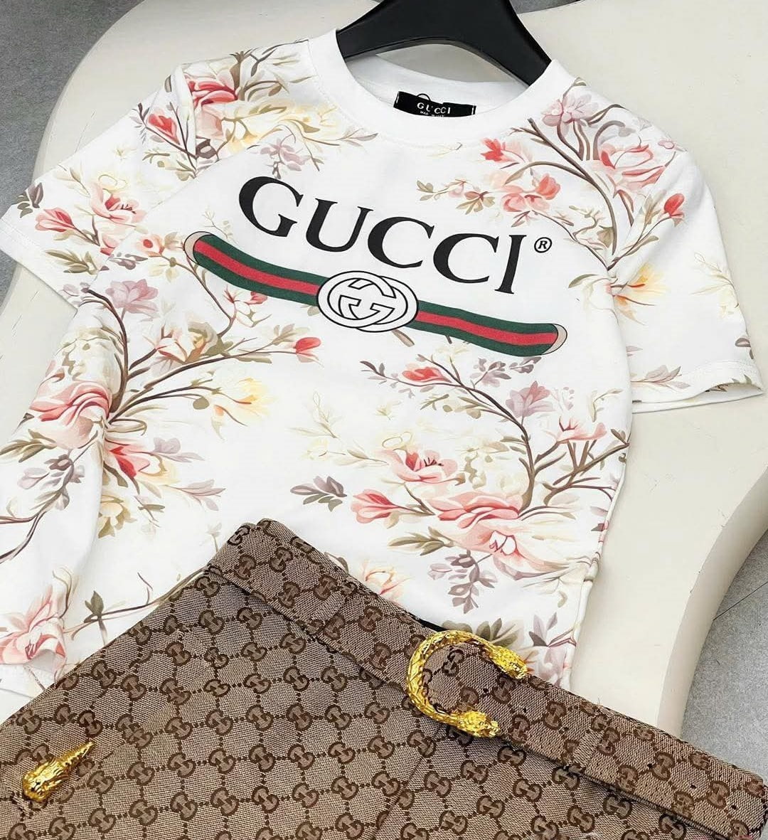 Set áo thun họa tiết hoa váy nâu kèm thắt lưng Gucci 3