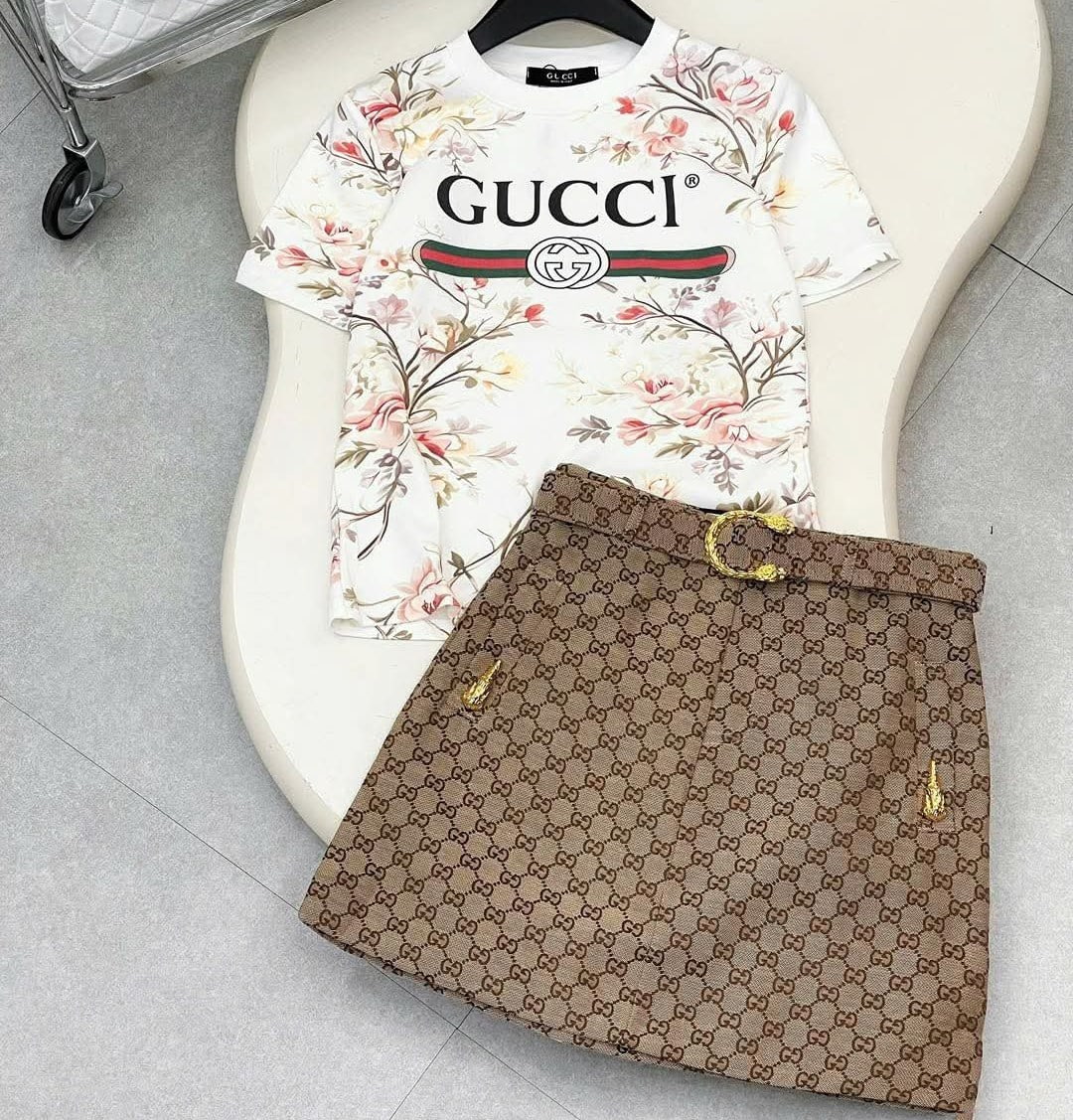 Set áo thun họa tiết hoa váy nâu kèm thắt lưng Gucci 4