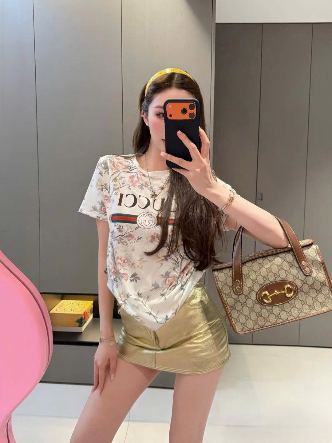 Set áo thun họa tiết hoa váy nâu kèm thắt lưng Gucci 5