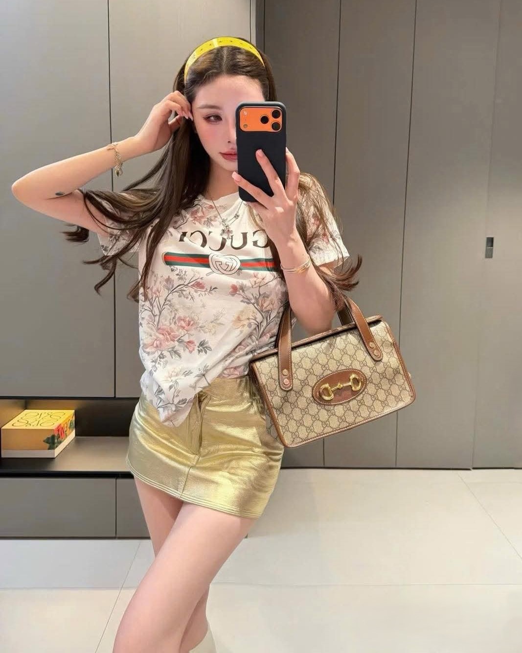 Set áo thun họa tiết hoa váy nâu kèm thắt lưng Gucci 6