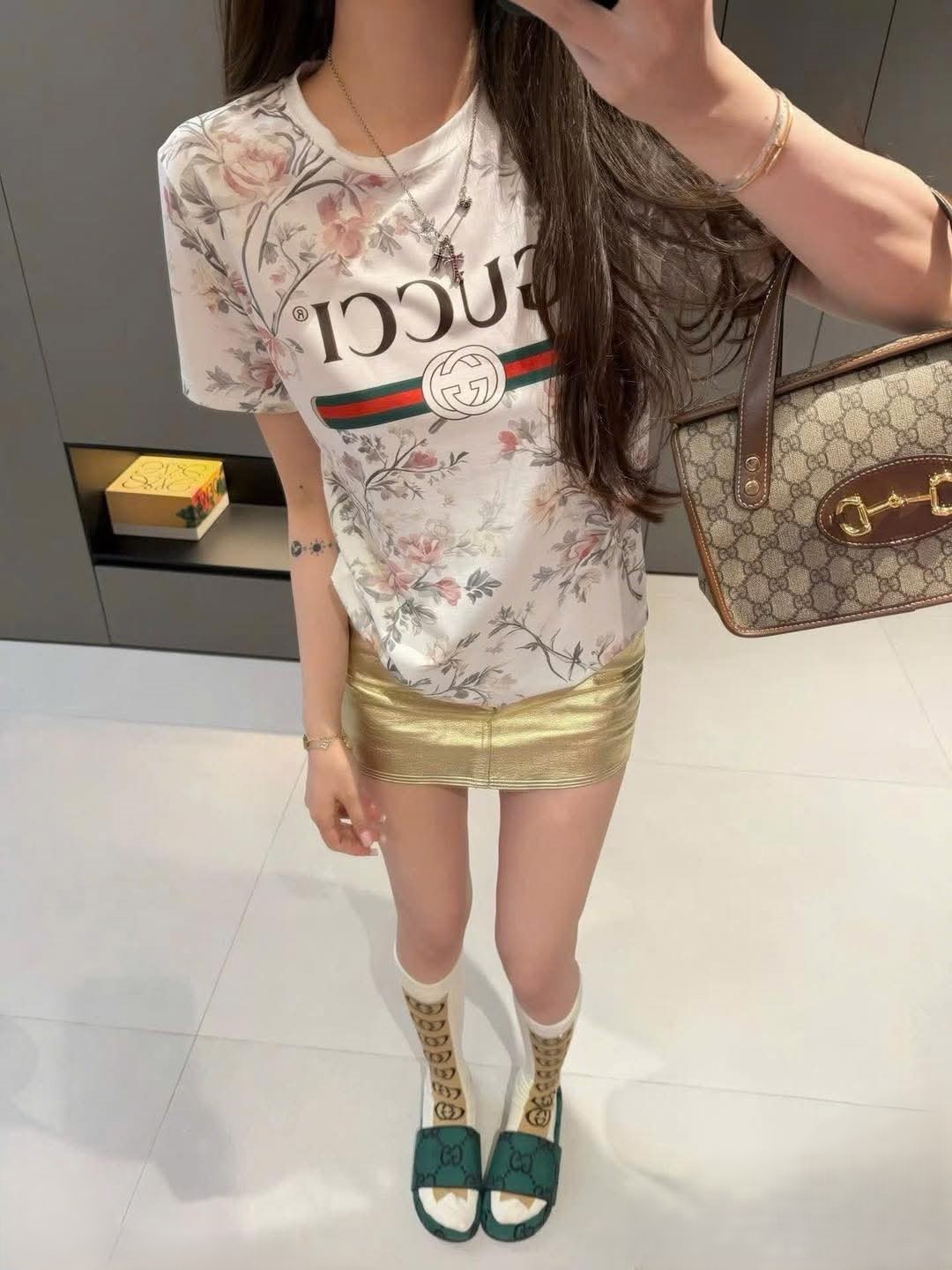 Set áo thun họa tiết hoa váy nâu kèm thắt lưng Gucci 7