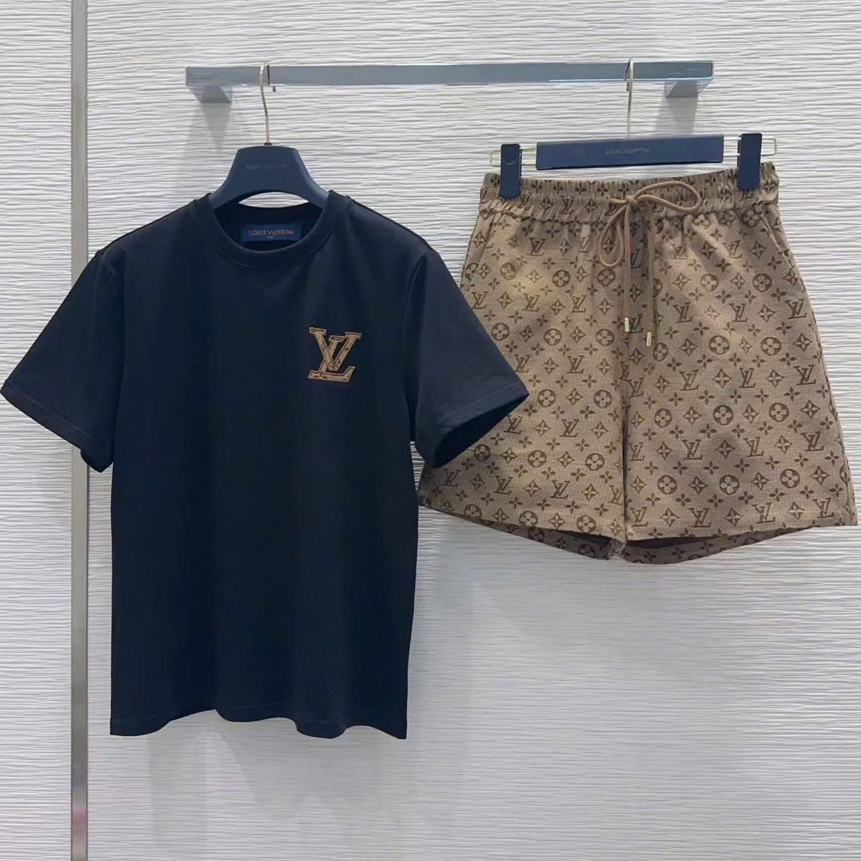 Set áo thun trắng đen quần lửng LV 1