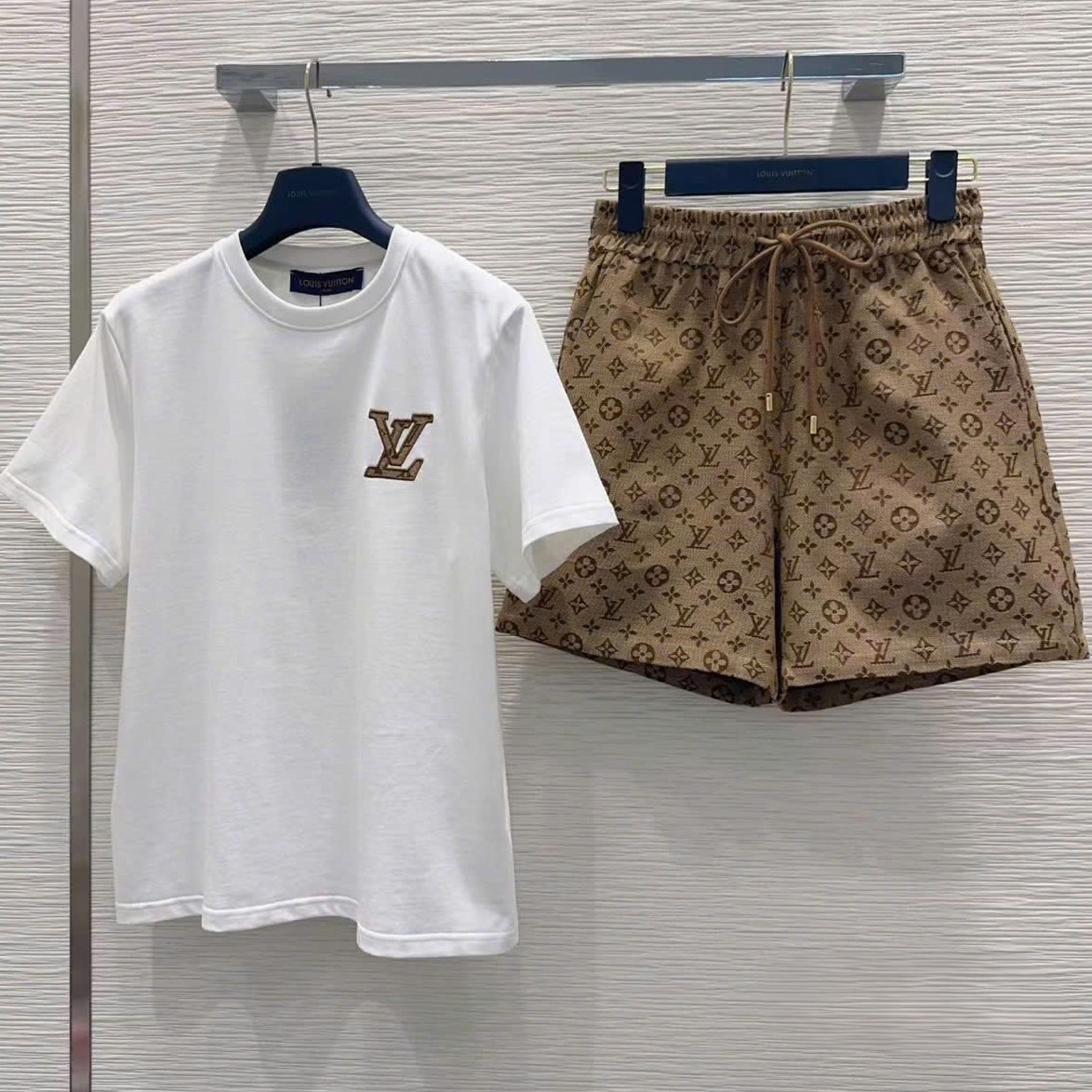 Set áo thun trắng đen quần lửng LV 3