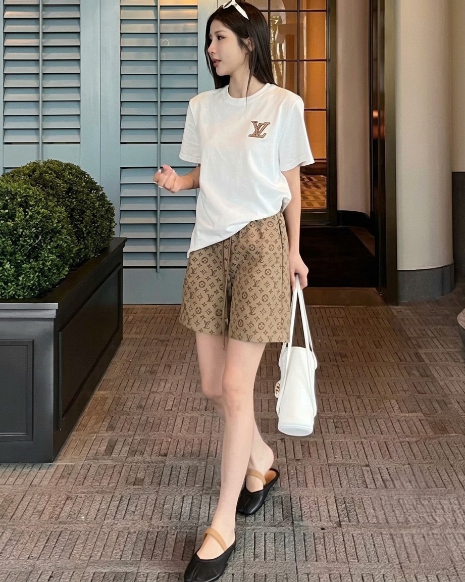 Set áo thun trắng đen quần lửng LV 5