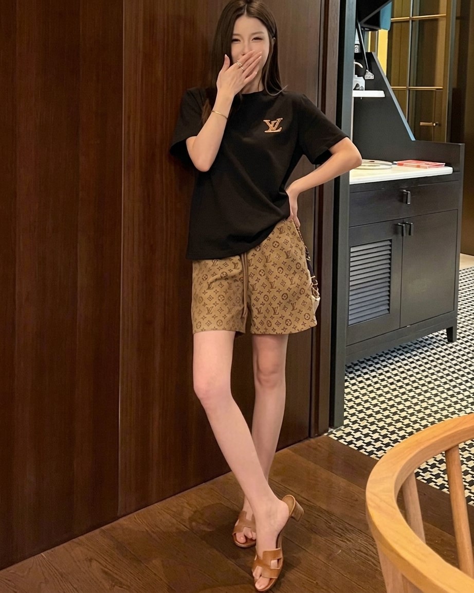 Set áo thun trắng đen quần lửng LV 7