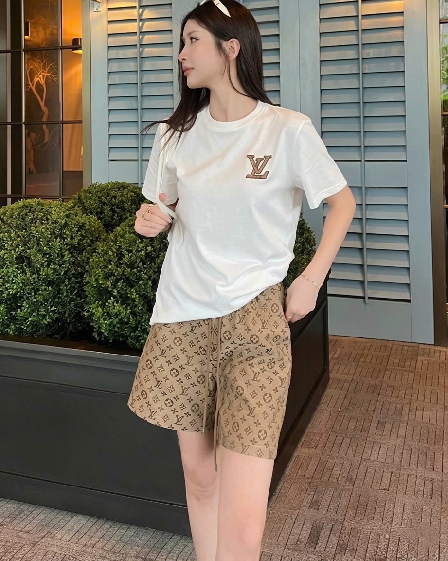 Set áo thun trắng đen quần lửng LV 8
