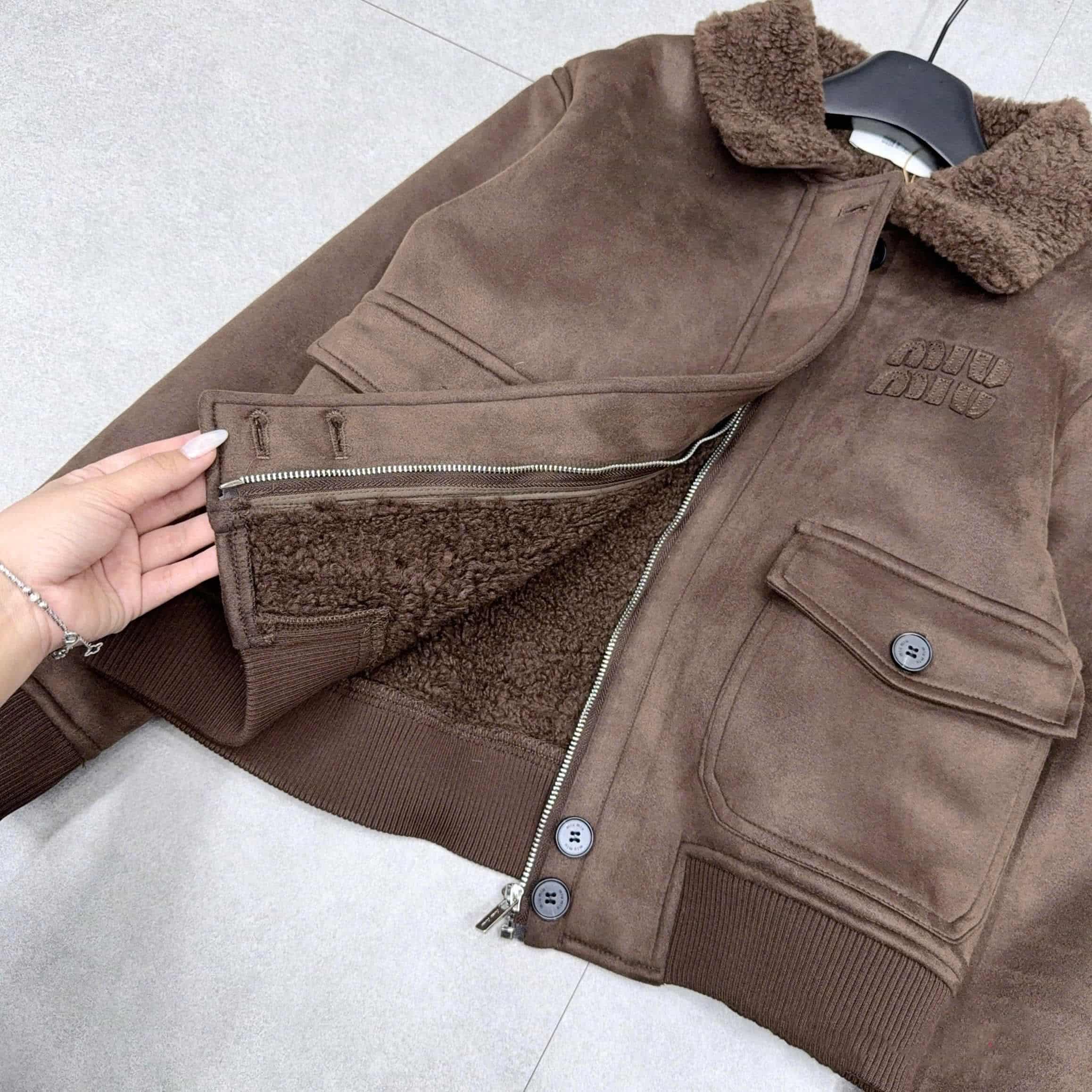 Áo khoác da lộn nâu Miu Miu 6