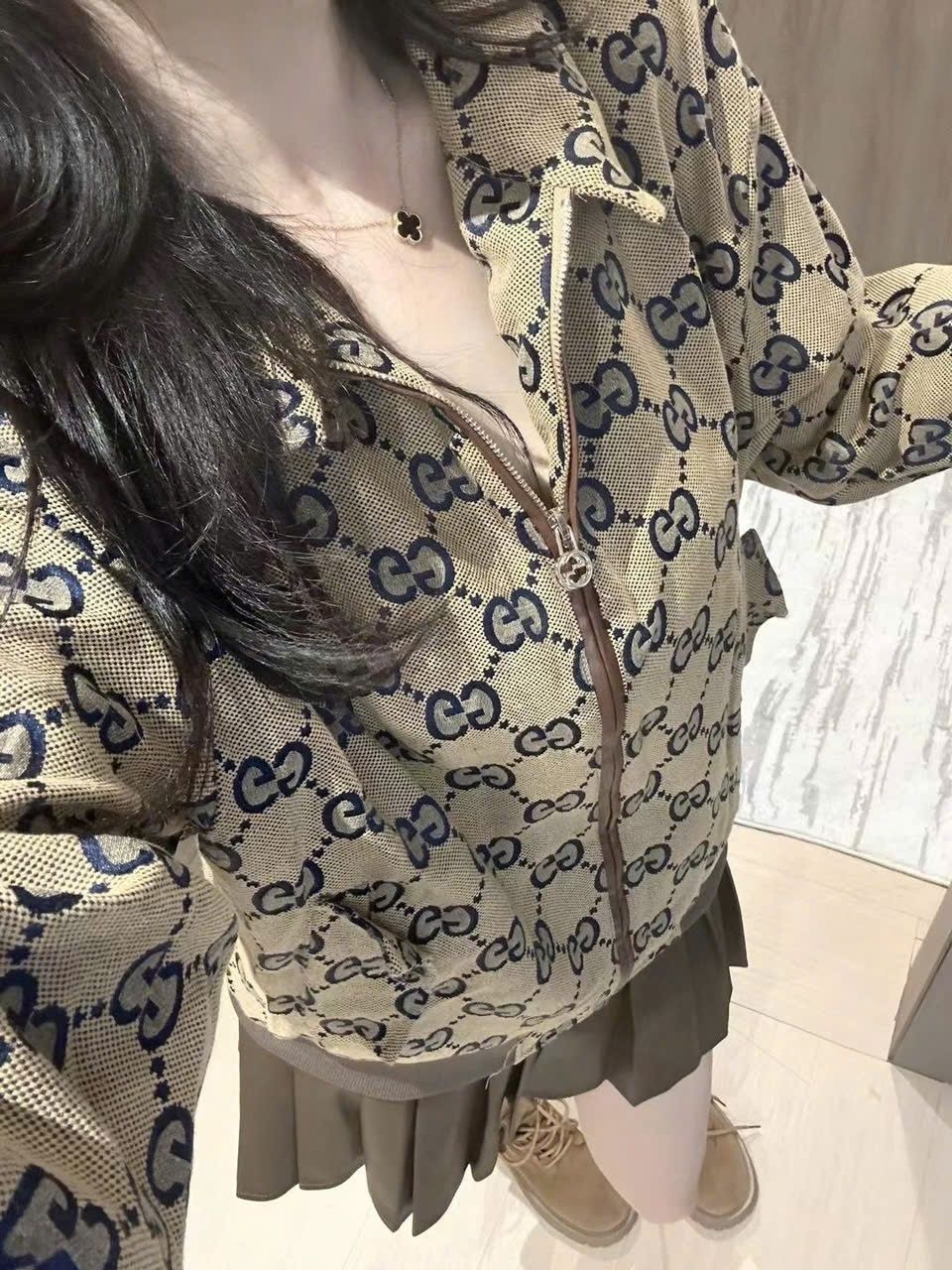 Áo khoác nữ Gucci màu vàng 4