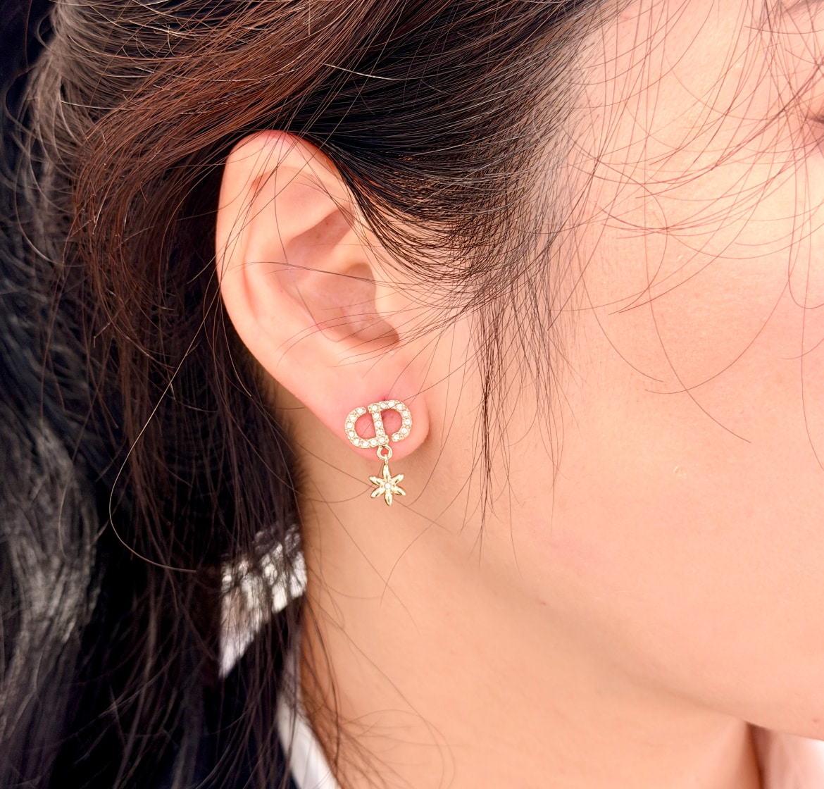 Bông tai Dior Petit CD Daisy Earrings Pale Gold-Finish Metal White Resin Pearl 3