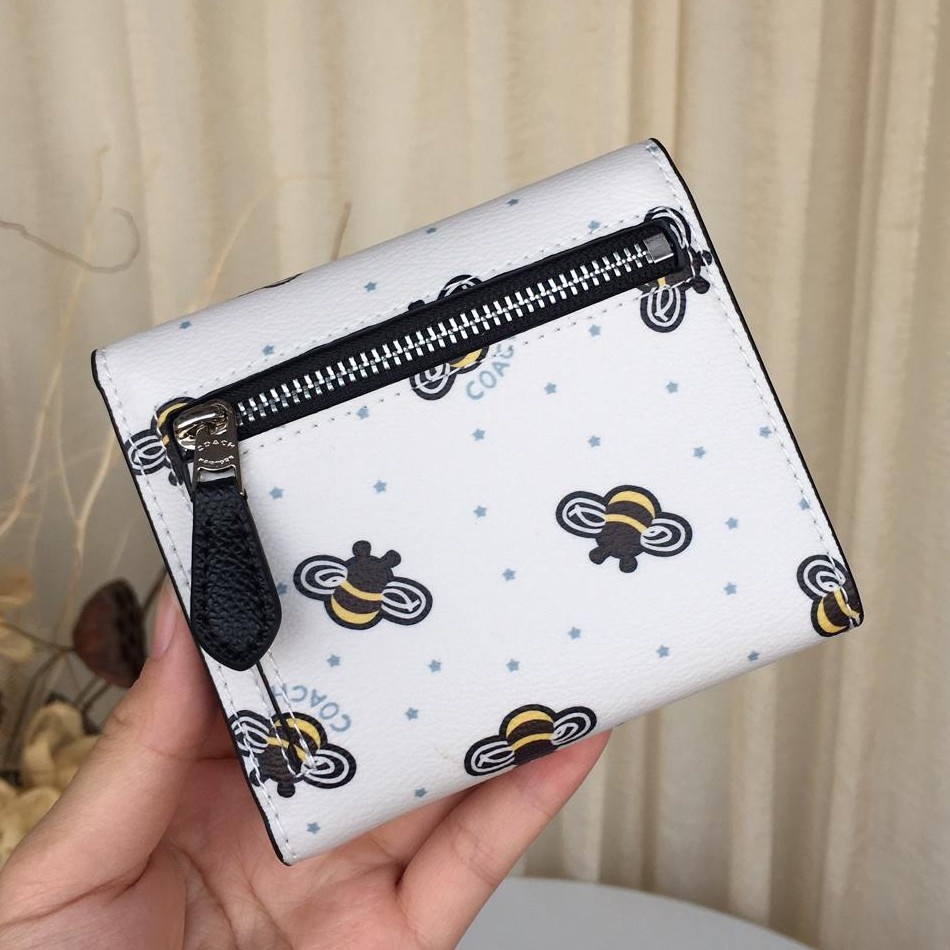 Bóp ngắn gập nữ Coach Small Wallet With Bee Print F25972