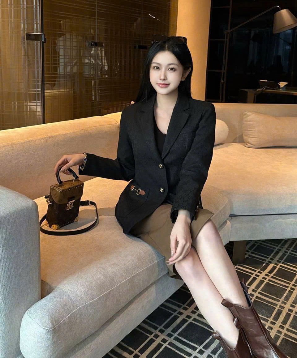 Áo vest đen nữ Gucci đính logo 2