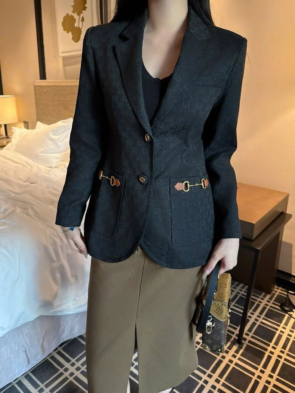 Áo vest đen nữ Gucci đính logo 3
