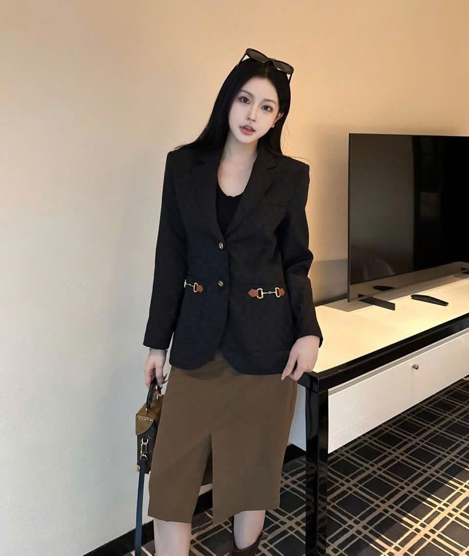 Áo vest đen nữ Gucci đính logo 4