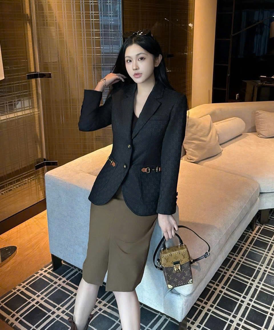 Áo vest đen nữ Gucci đính logo 5