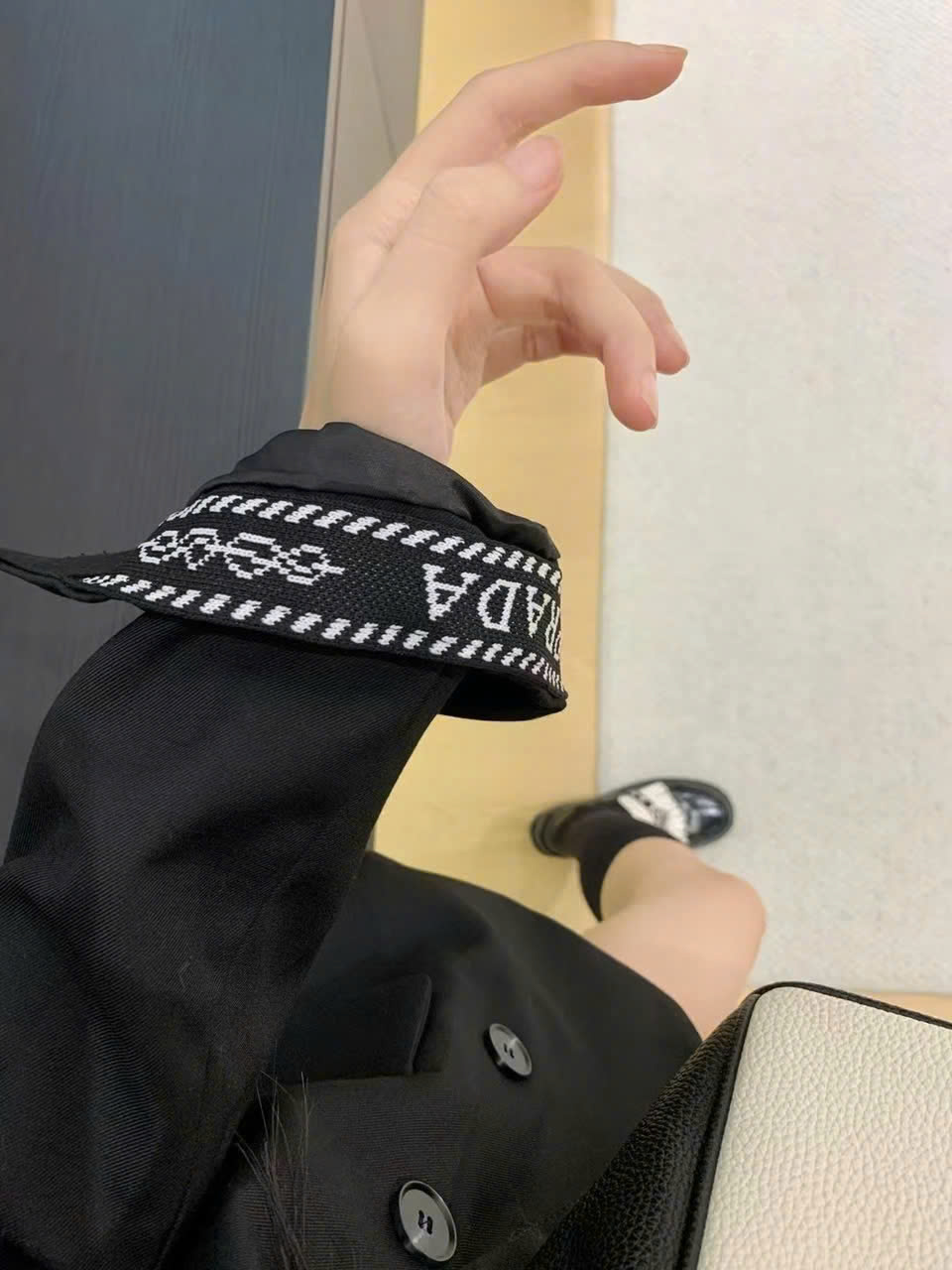 Áo khoác vest đen tay dài phối trắng Prada 5