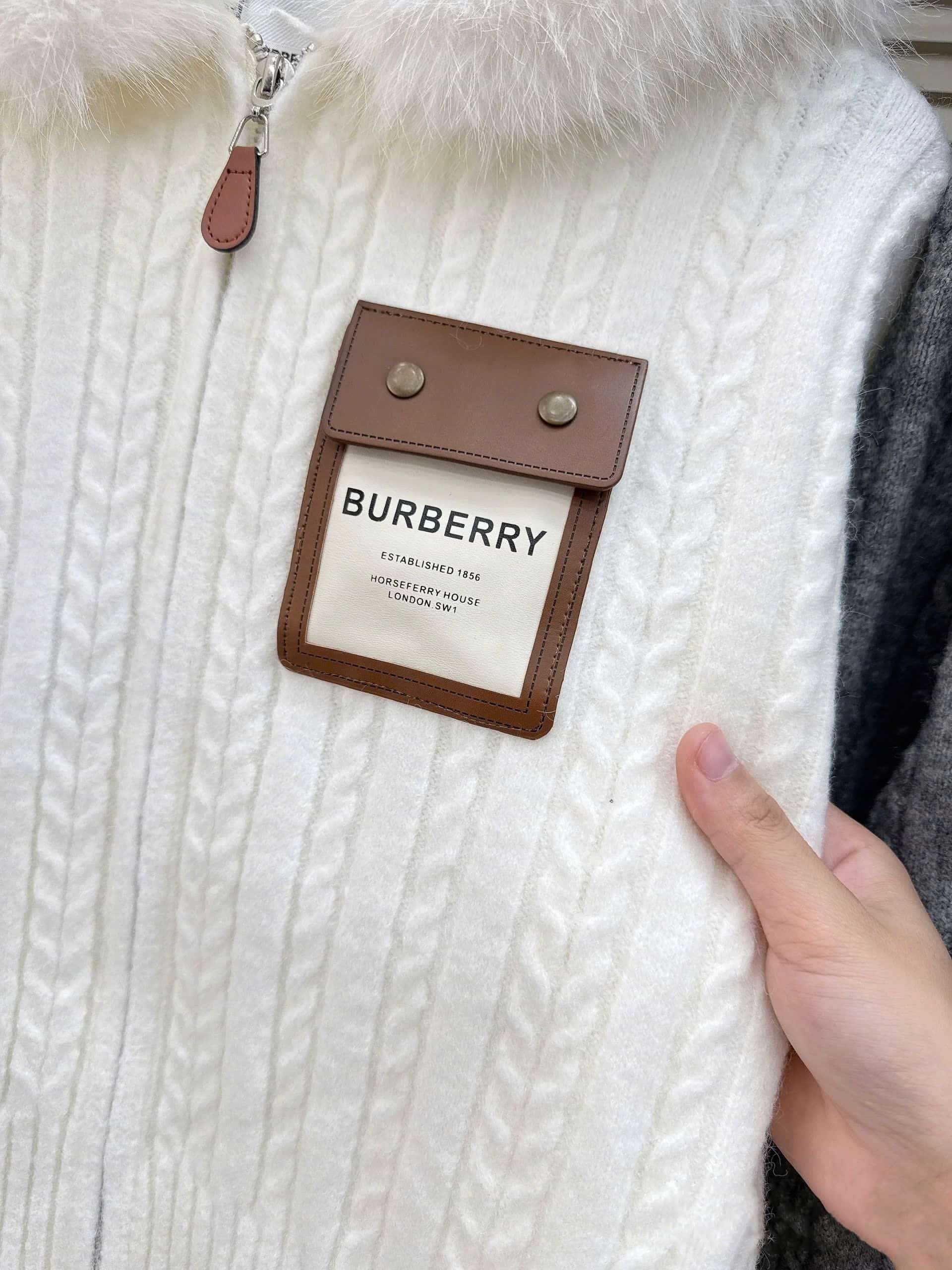 Set áo có nón viền lông váy ngắn xếp ly Burberry 1