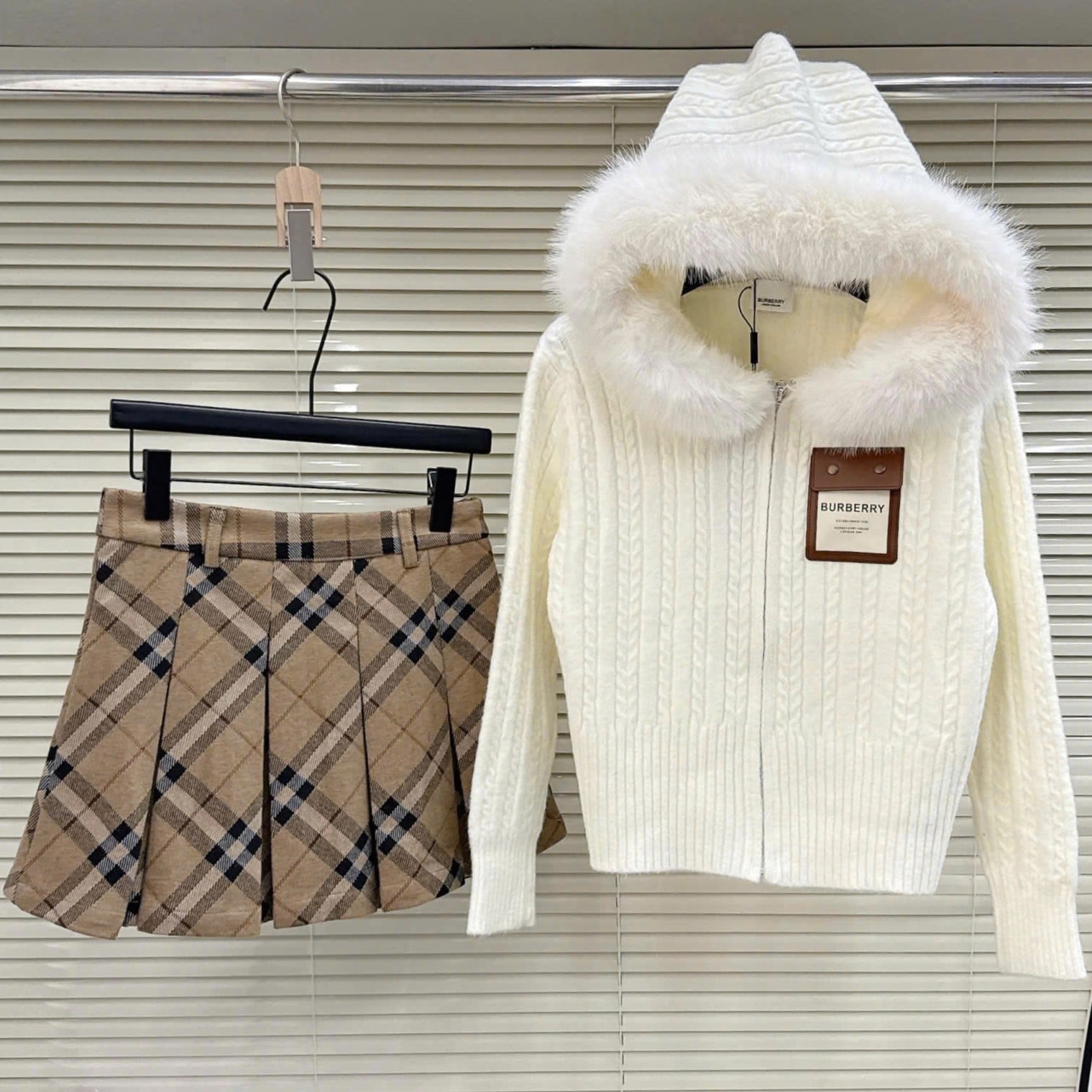 Set áo có nón viền lông váy ngắn xếp ly Burberry 2