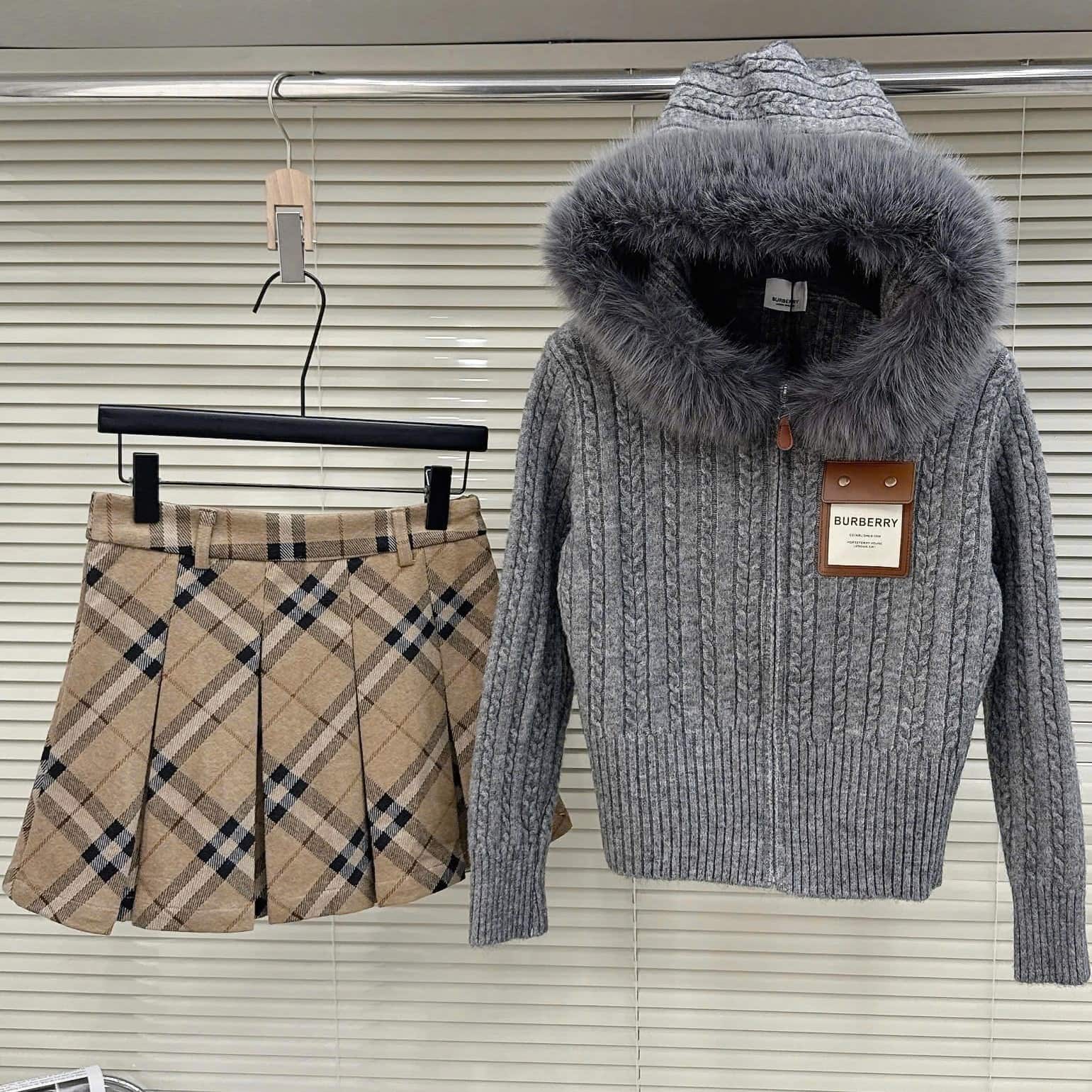 Set áo có nón viền lông váy ngắn xếp ly Burberry 5
