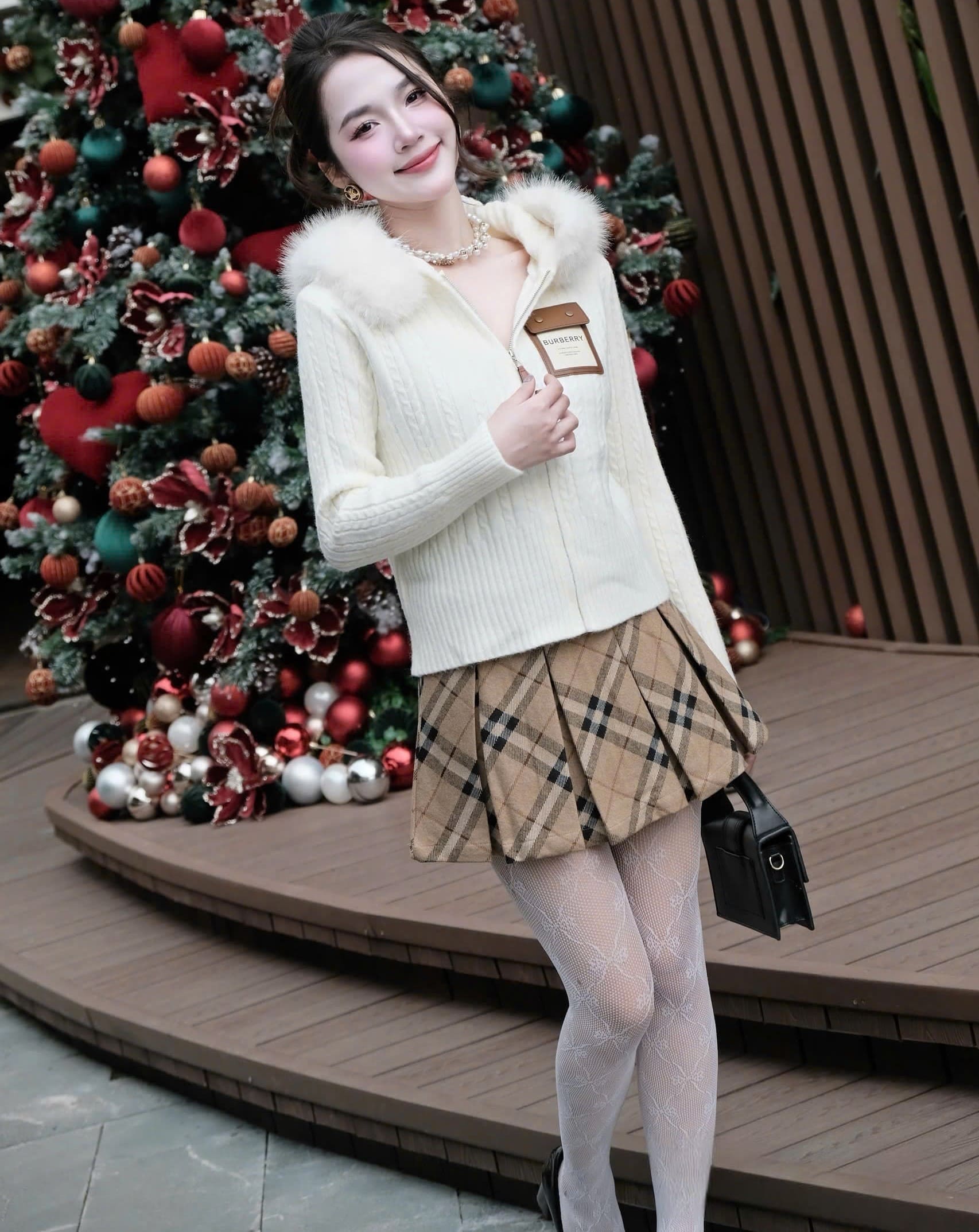 Set áo có nón viền lông váy ngắn xếp ly Burberry 3