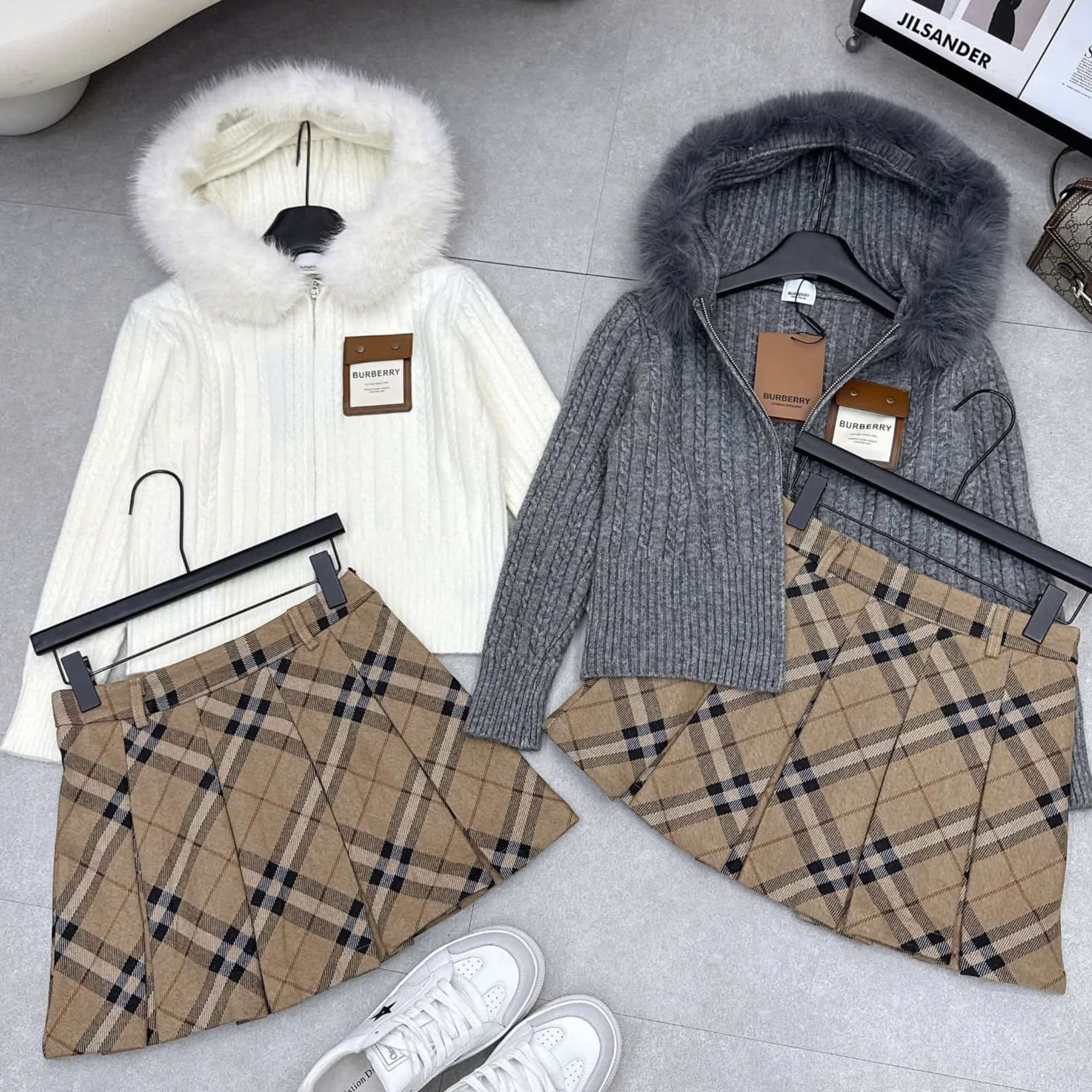Set áo có nón viền lông váy ngắn xếp ly Burberry 6