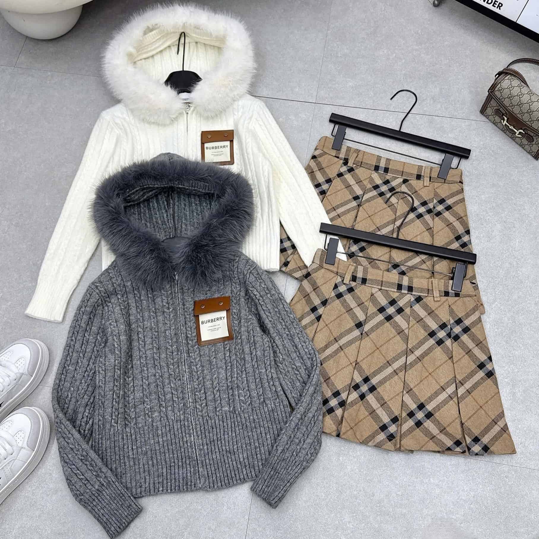 Set áo có nón viền lông váy ngắn xếp ly Burberry 10