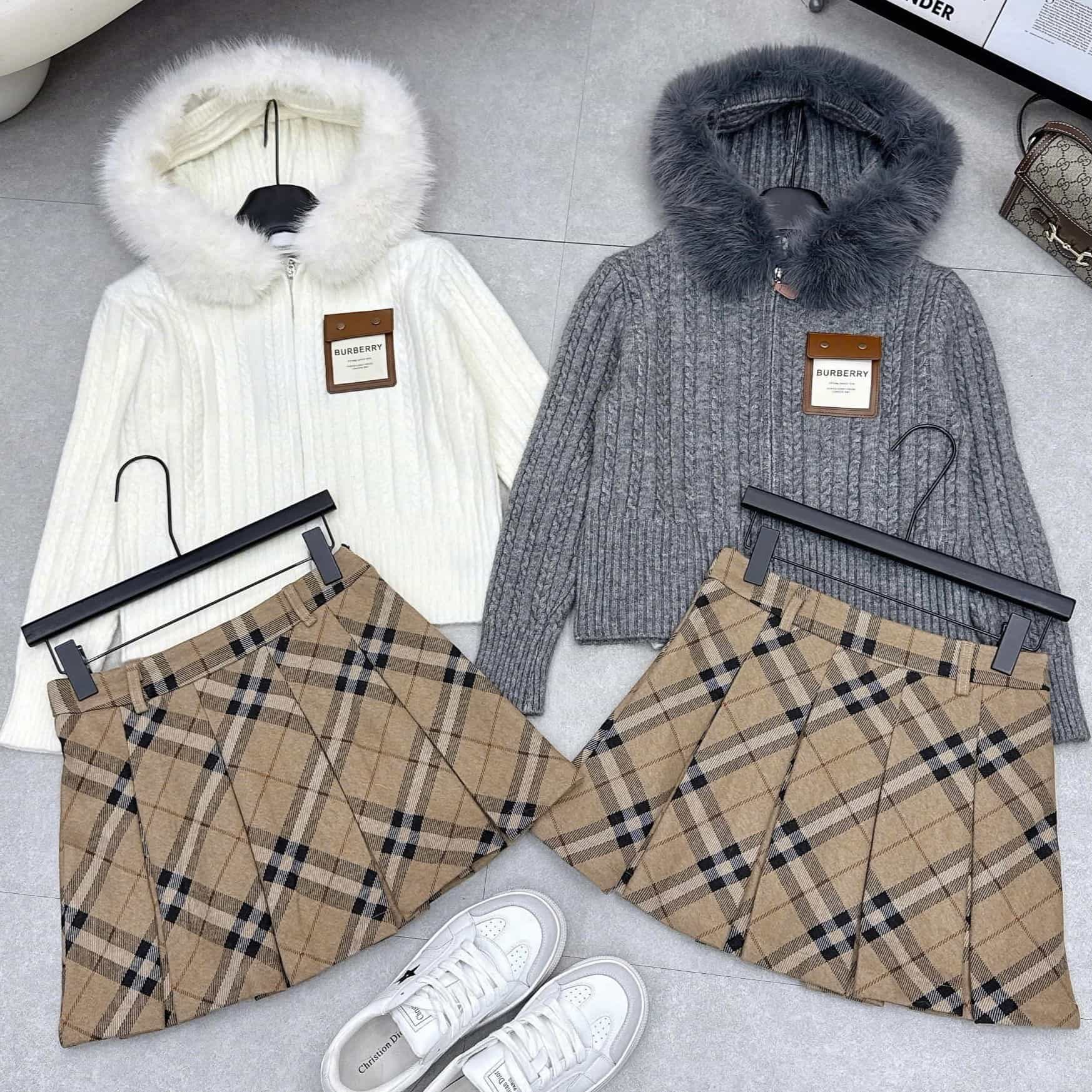Set áo có nón viền lông váy ngắn xếp ly Burberry 12