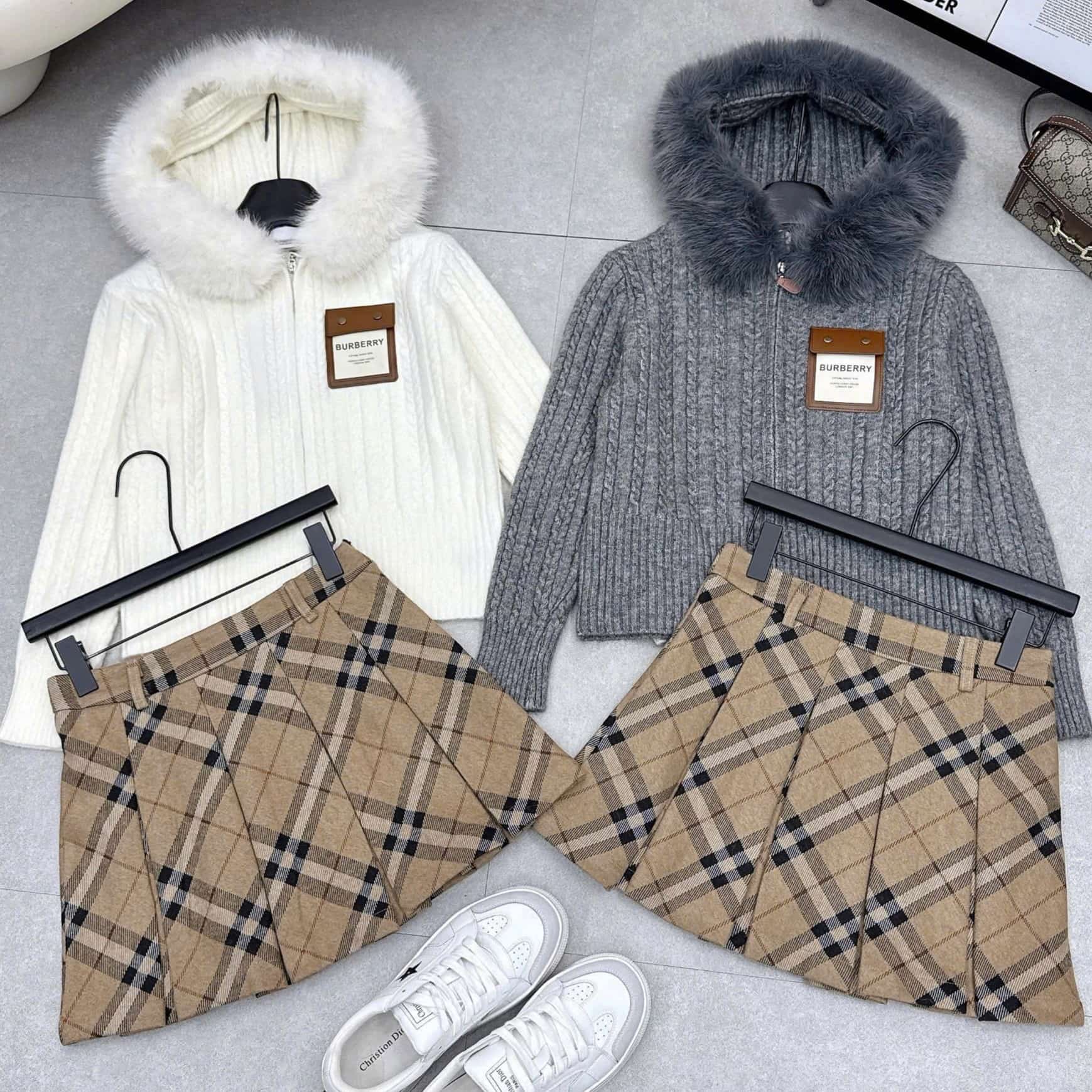 Set áo có nón viền lông váy ngắn xếp ly Burberry 13