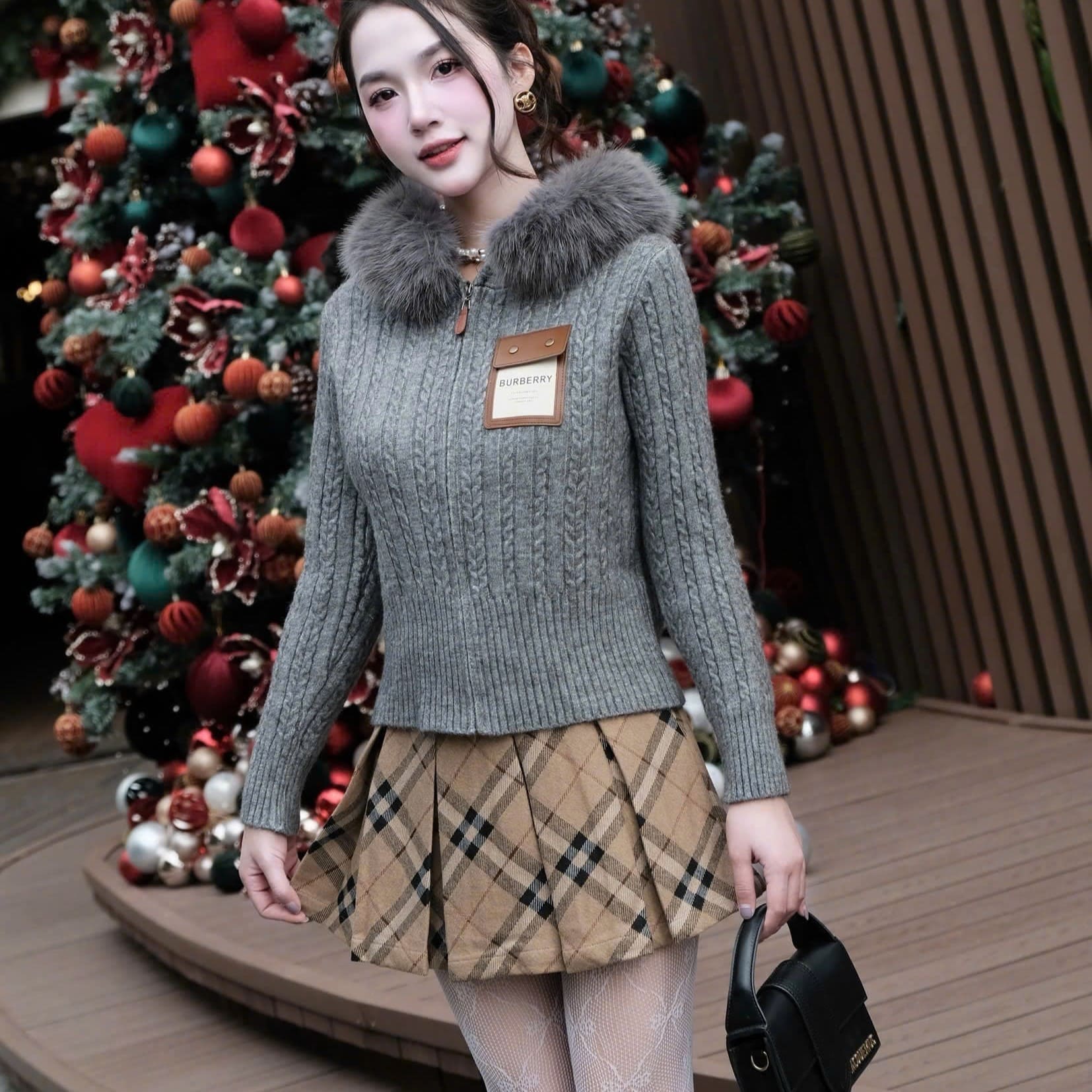 Set áo có nón viền lông váy ngắn xếp ly Burberry 14