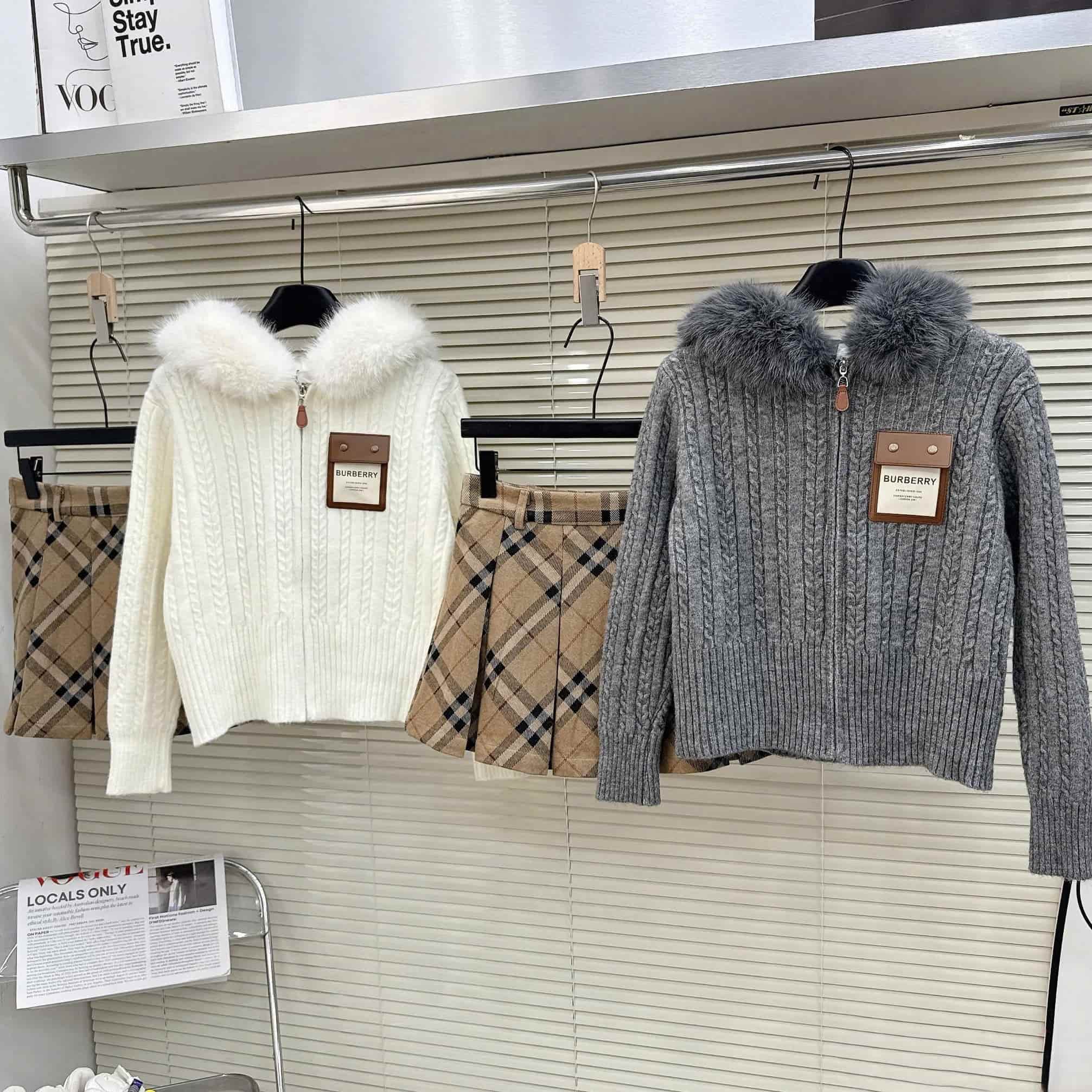 Set áo có nón viền lông váy ngắn xếp ly Burberry 17