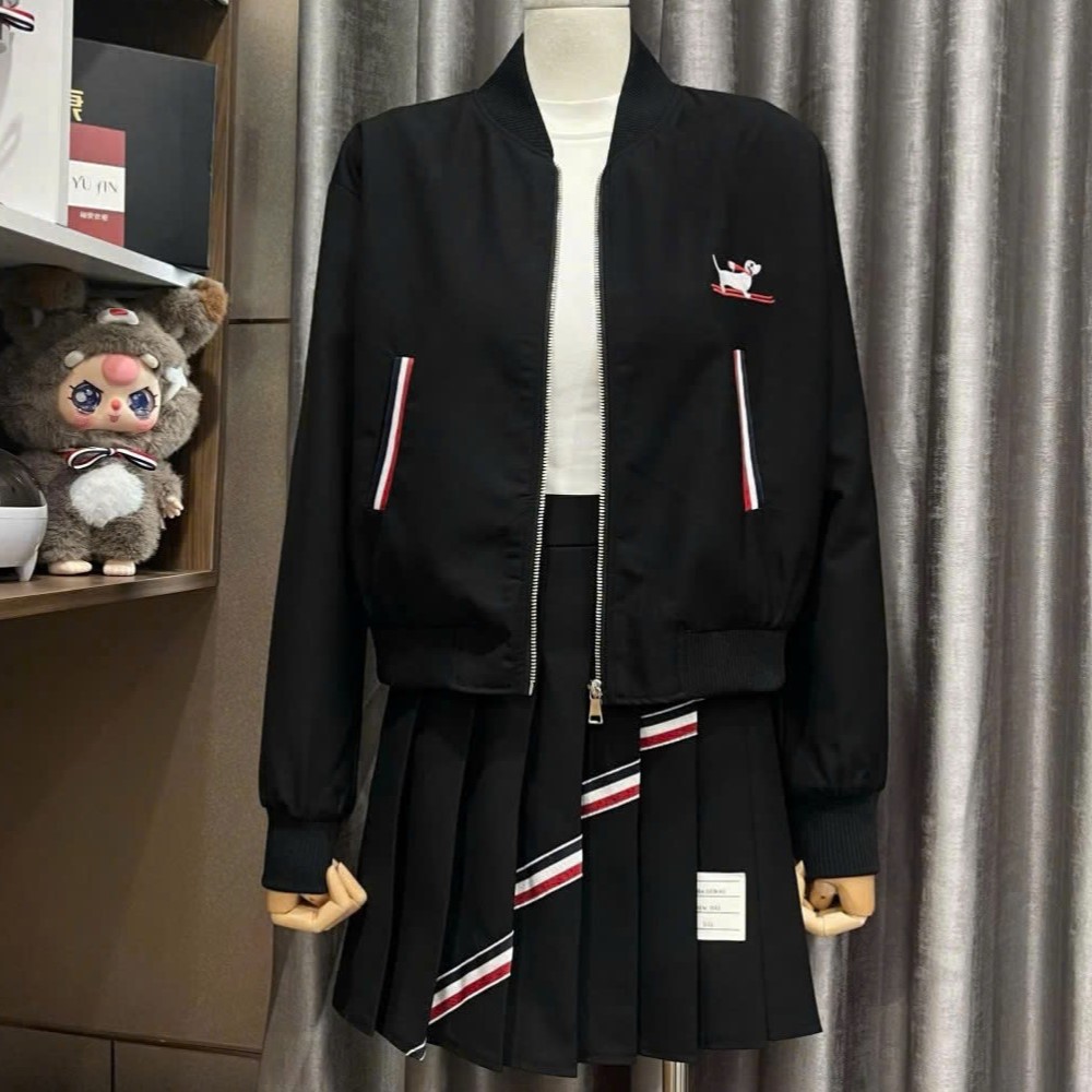 Set áo khoác váy ngắn xếp ly họa tiết chó Thom Browne 1