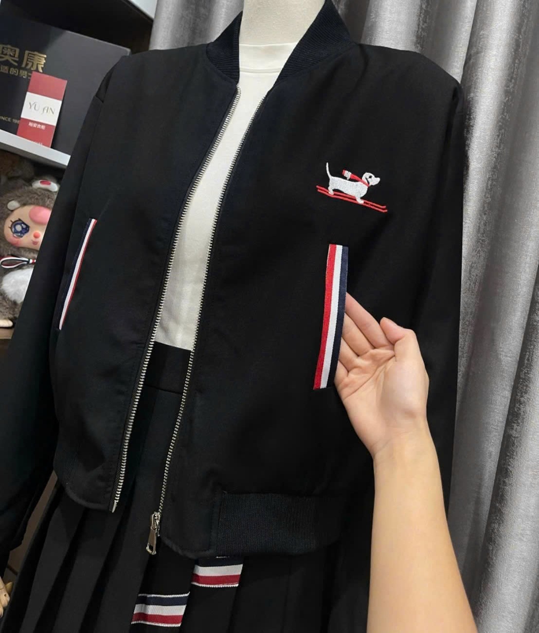 Set áo khoác váy ngắn xếp ly họa tiết chó Thom Browne 2