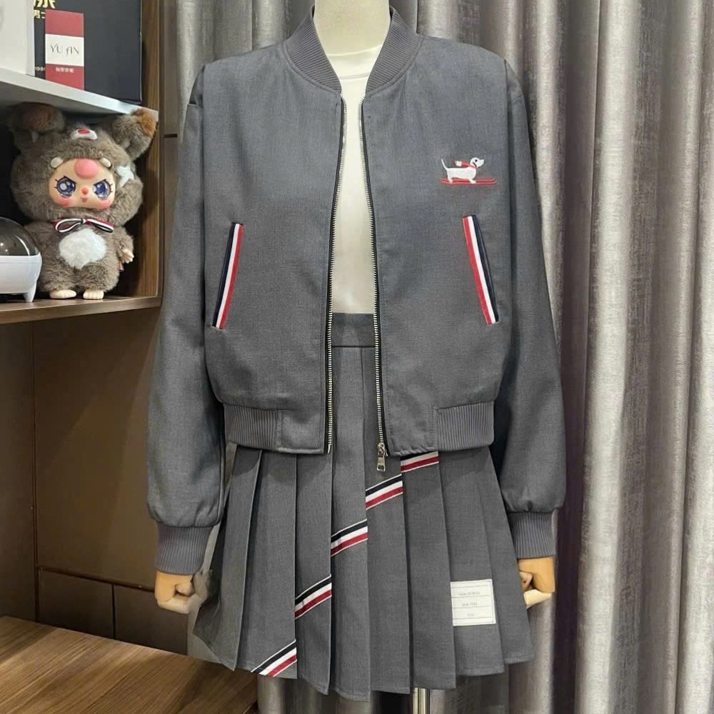 Set áo khoác váy ngắn xếp ly họa tiết chó Thom Browne 3