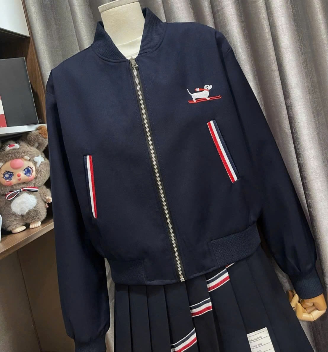 Set áo khoác váy ngắn xếp ly họa tiết chó Thom Browne 5