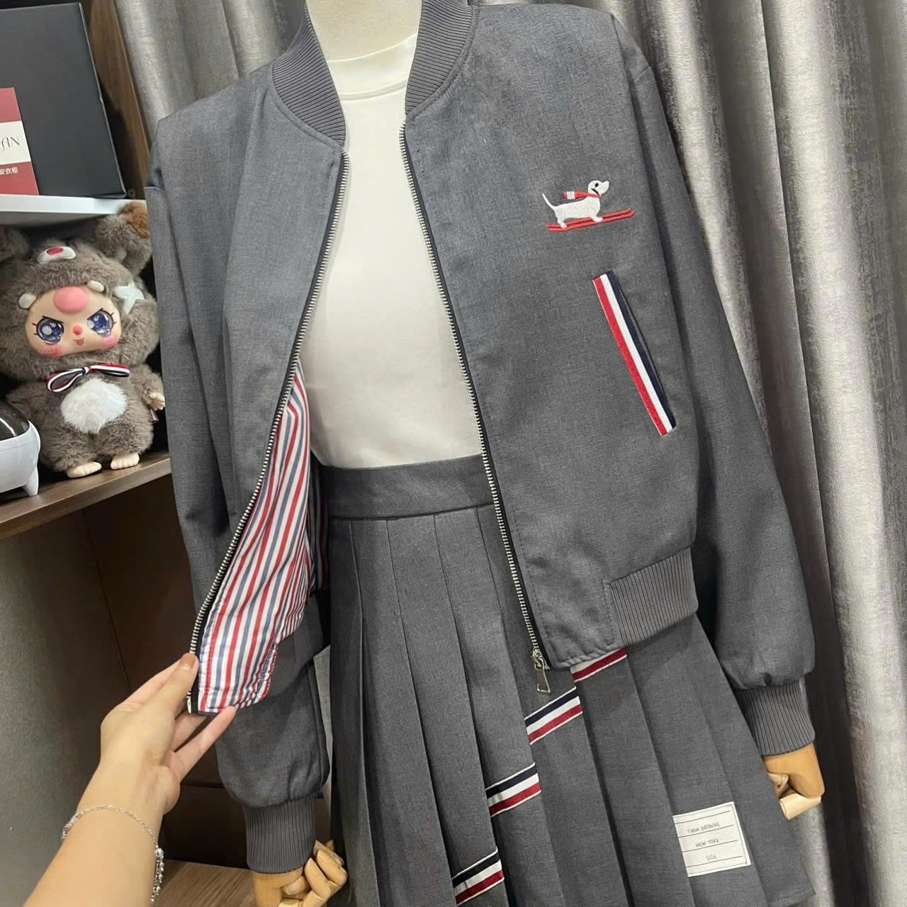 Set áo khoác váy ngắn xếp ly họa tiết chó Thom Browne 10