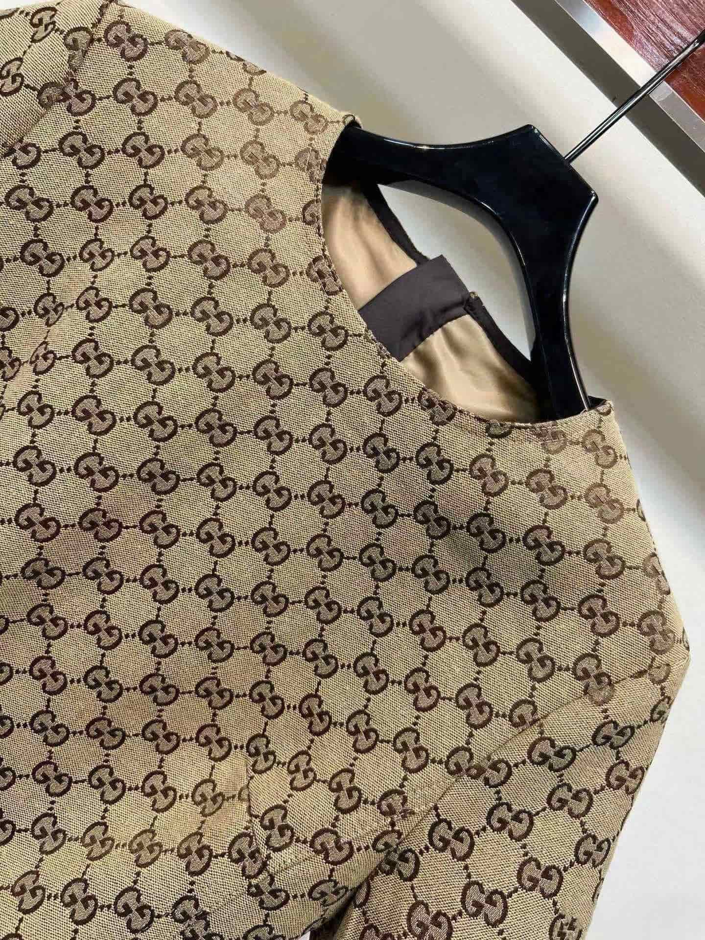 Áo đầm nữ nâu Gucci họa tiết hãng kèm thắt lưng 4