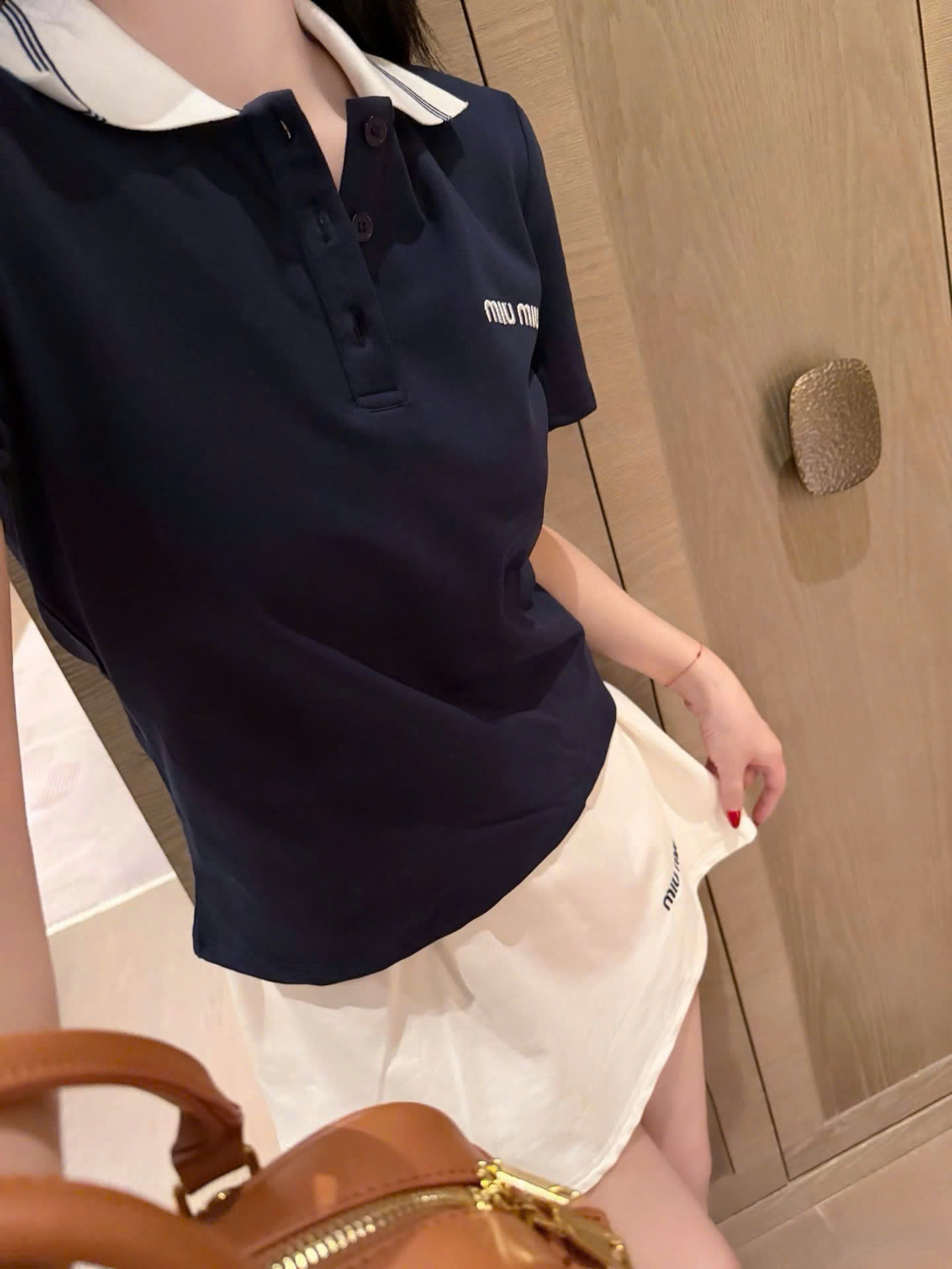 Set áo thun polo váy ngăn trắng Miu Miu 2