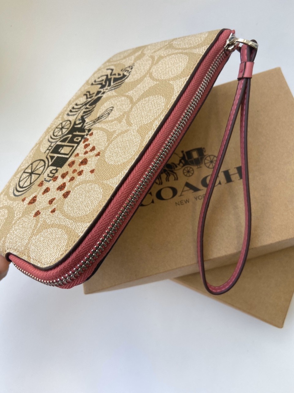 VÍ COACH MỎNG HỌA TIẾT XE NGỰA | CLUTCH COACH CORNER ZIP WRISTLET IN SIGNATURE CANVAS WITH HORSE AND CARRIAGE HEARTS 2
