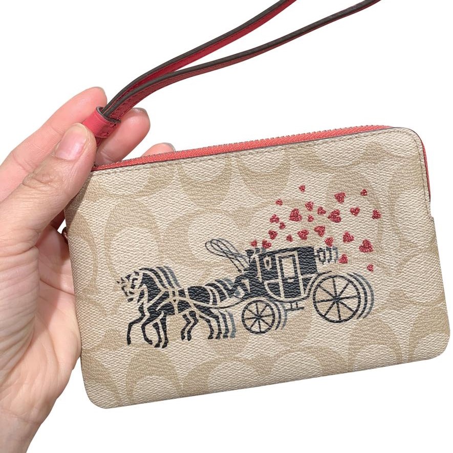 VÍ COACH MỎNG HỌA TIẾT XE NGỰA | CLUTCH COACH CORNER ZIP WRISTLET IN SIGNATURE CANVAS WITH HORSE AND CARRIAGE HEARTS 4