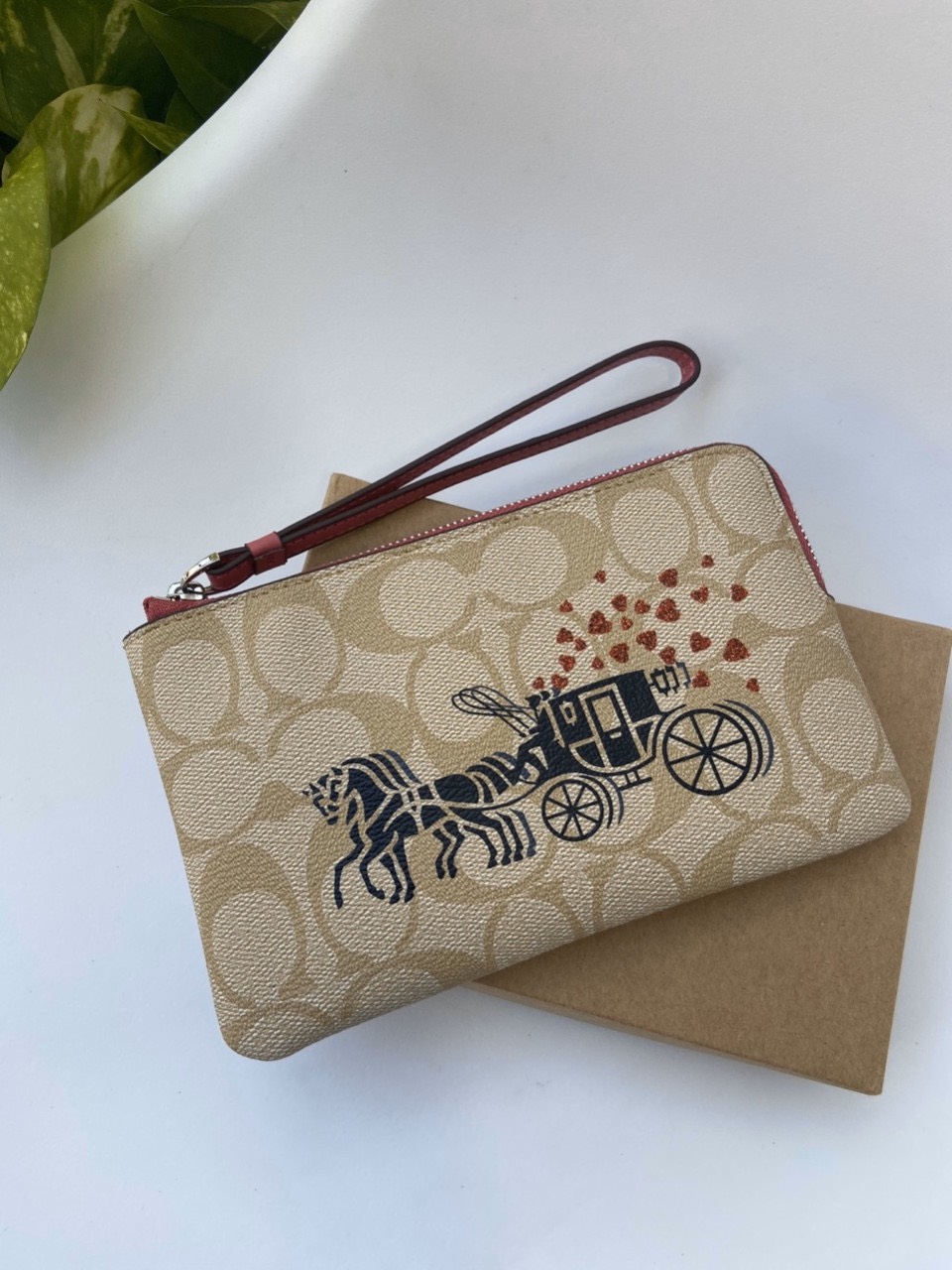 VÍ COACH MỎNG HỌA TIẾT XE NGỰA | CLUTCH COACH CORNER ZIP WRISTLET IN SIGNATURE CANVAS WITH HORSE AND CARRIAGE HEARTS 7