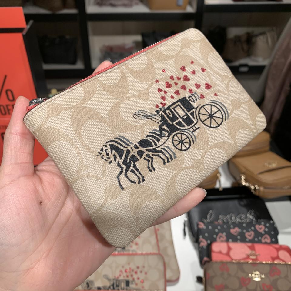 VÍ COACH MỎNG HỌA TIẾT XE NGỰA | CLUTCH COACH CORNER ZIP WRISTLET IN SIGNATURE CANVAS WITH HORSE AND CARRIAGE HEARTS 8