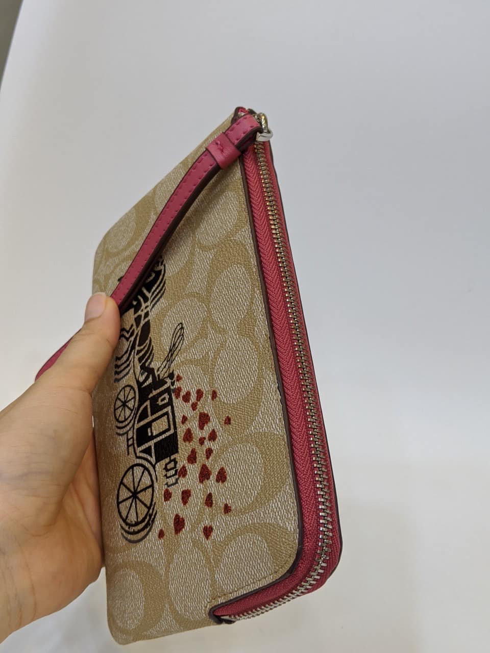 VÍ COACH MỎNG HỌA TIẾT XE NGỰA | CLUTCH COACH CORNER ZIP WRISTLET IN SIGNATURE CANVAS WITH HORSE AND CARRIAGE HEARTS 13