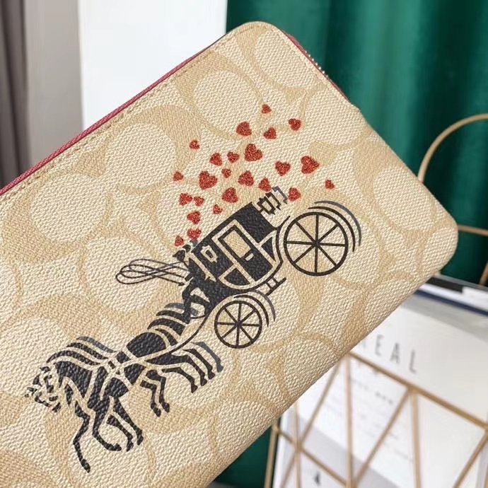 VÍ COACH MỎNG HỌA TIẾT XE NGỰA | CLUTCH COACH CORNER ZIP WRISTLET IN SIGNATURE CANVAS WITH HORSE AND CARRIAGE HEARTS 15